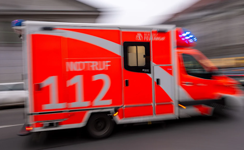 ARCHIV - Ein Rettungswagen fährt mit Blaulicht zum Einsatz.  