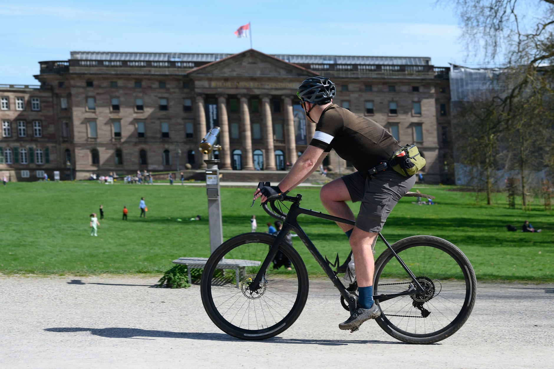 Die Radsaison hat begonnen: Ein Radfahrer im Kasseler Bergpark vor dem Museum Schloss Wilhelmshöhe.