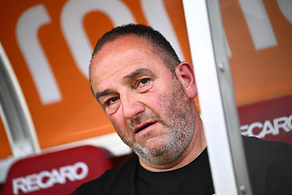 Frank Schmidt hat sich beim turbulenten Heidenheim-Sieg gegen den FC Bayern München verletzt.  
