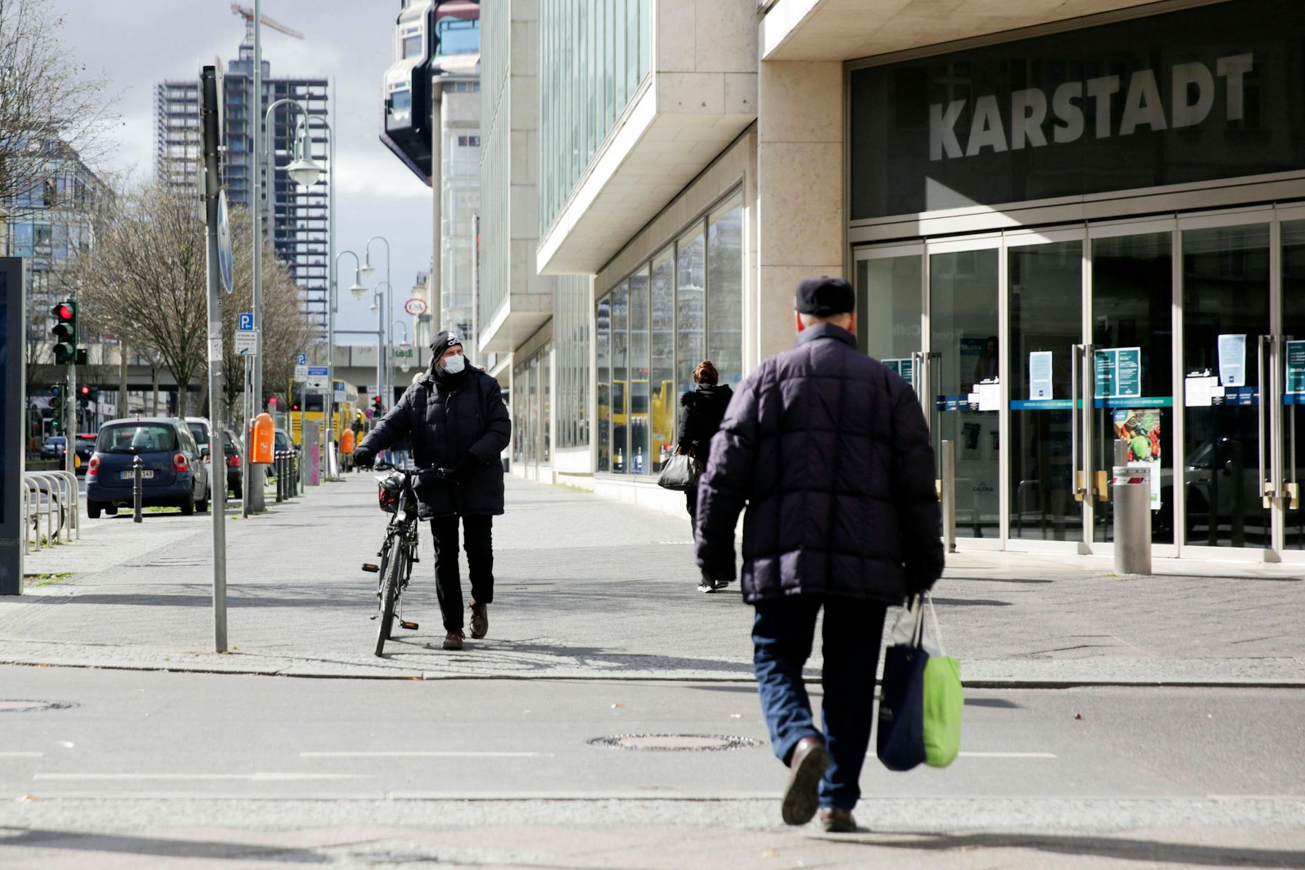Vereinzelte Passanten während des ersten Lockdowns auf der Schlossstraße in Steglitz.