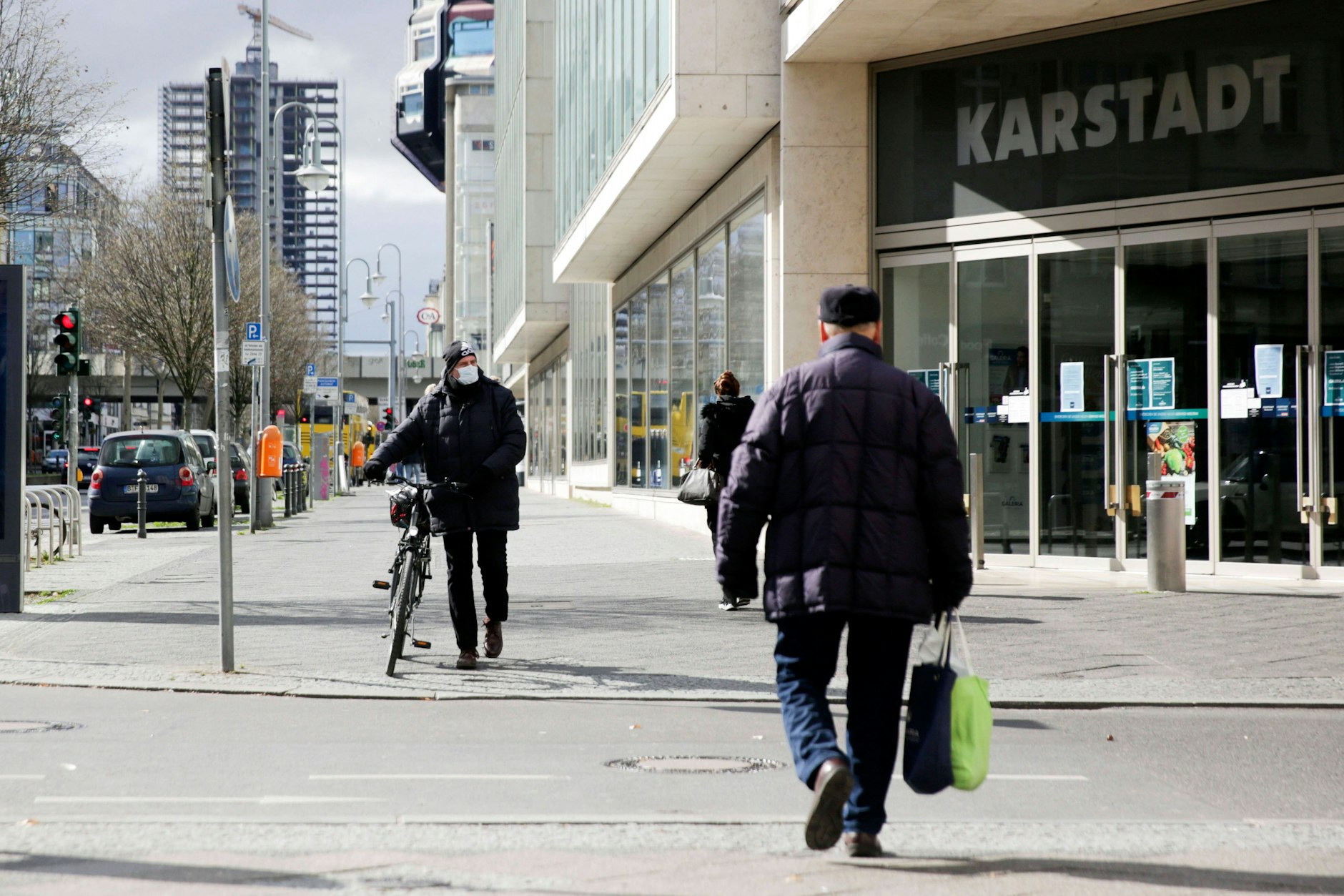 Vereinzelte Passanten während des ersten Lockdowns auf der Schlossstraße in Steglitz.