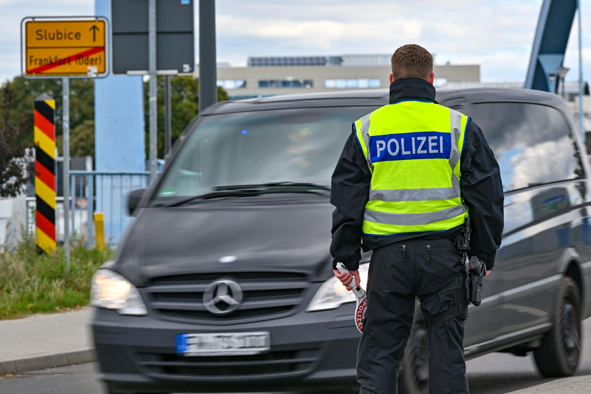 Die Bundespolizei kontrolliert die Einreise am deutsch-polnischen Grenzübergang Stadtbrücke zwischen Frankfurt (Oder) und Slubice.