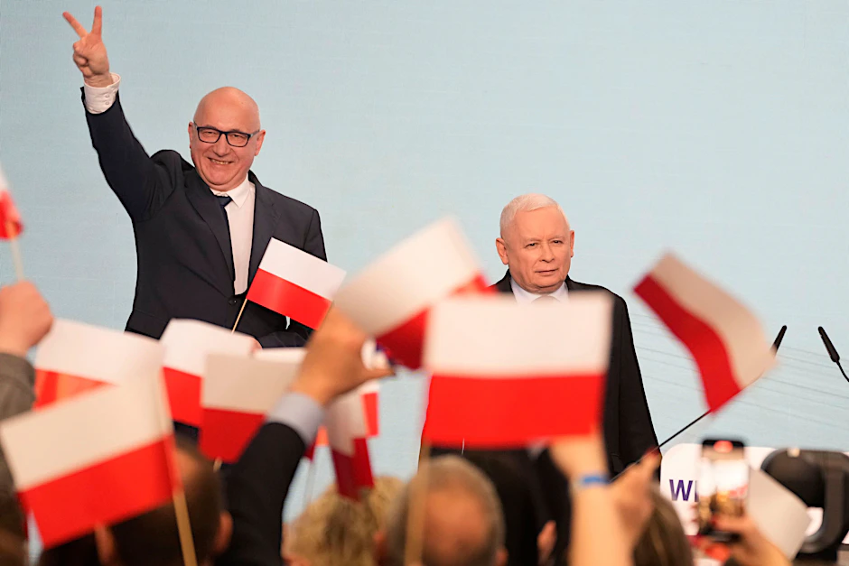 Jaroslaw Kaczynski (r.) hat noch nicht abgedankt.