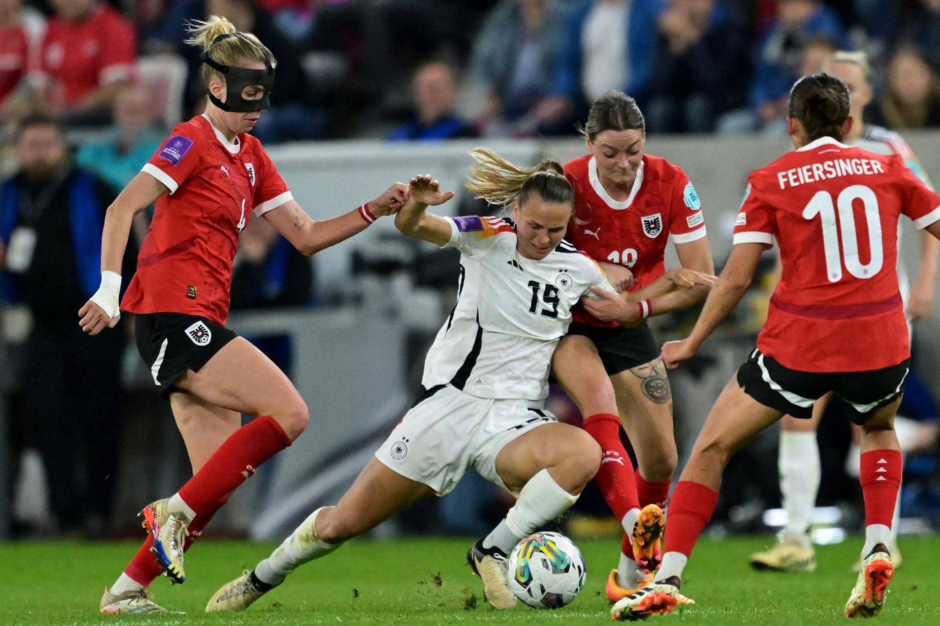 Klara Bühl (2.v.l.) war von den Österreicherinnen im vergangenen Länderspiel nicht zu stoppen.