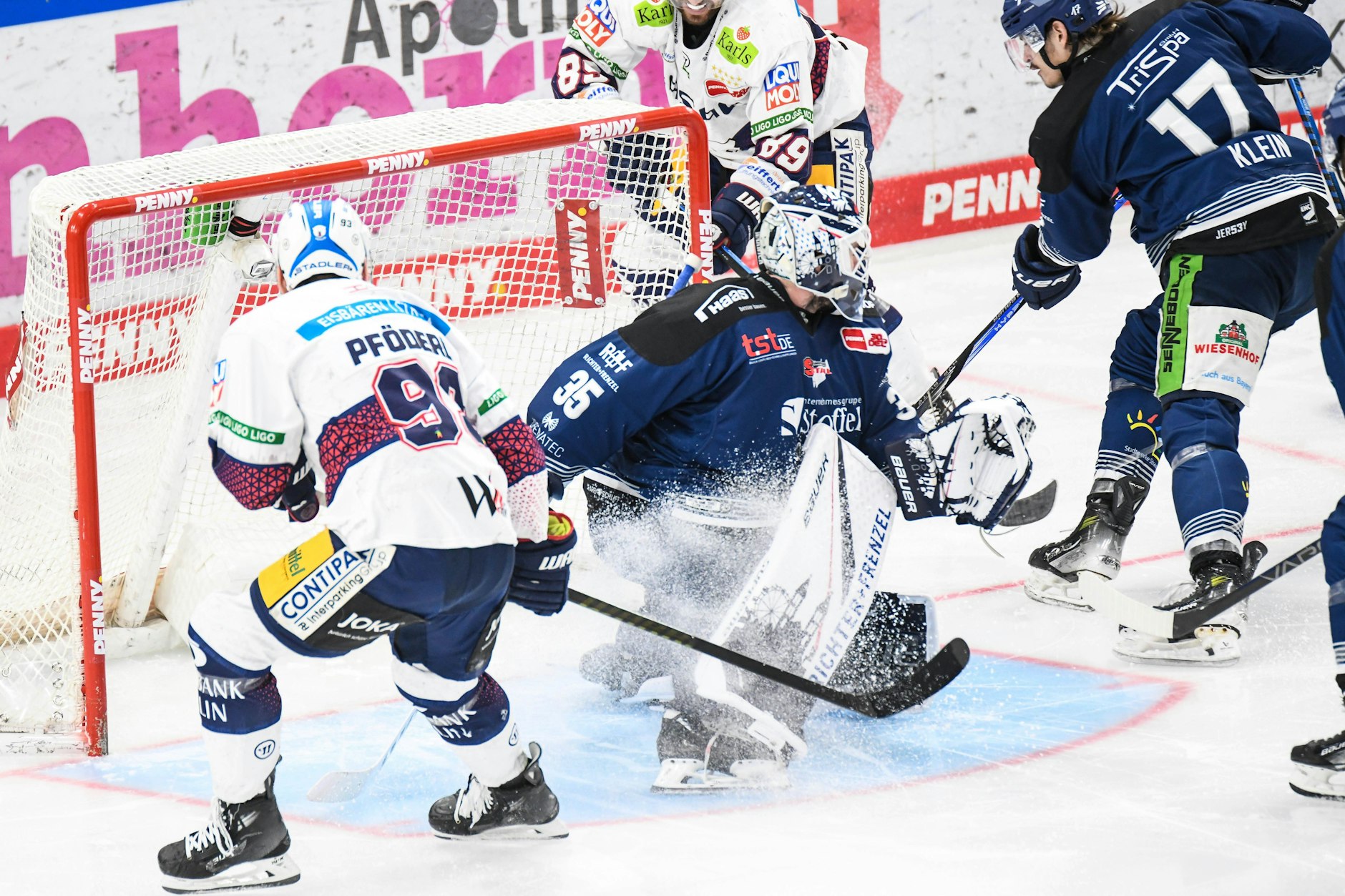Die Eisbären um Stürmer Leo Pföderl wollen Straubing-Torwart Hunter Miska am Mittwoch was einschenken.