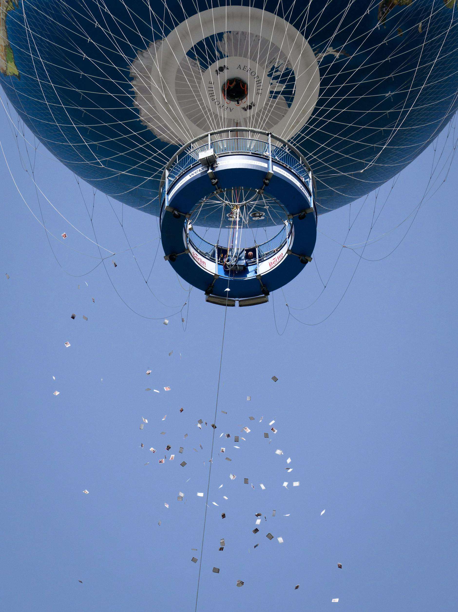 Israelische Angehörige von Hamas-Geiseln werfen Zettel mit Fotos aus einem Heißluftballon in Berlin-Mitte. Mit der Protestaktion setzen sie sich für die Freilassung der von den Terroristen der Hamas nach Gaza verschleppten Geiseln ein.