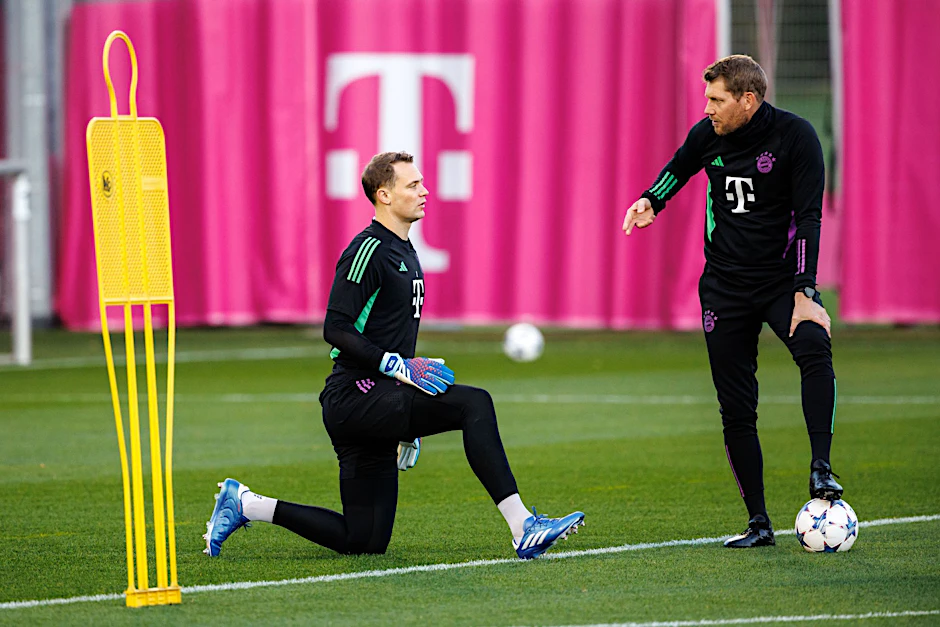 ARCHIV - Bayern-Torwart Manuel Neuer beim Training.  
