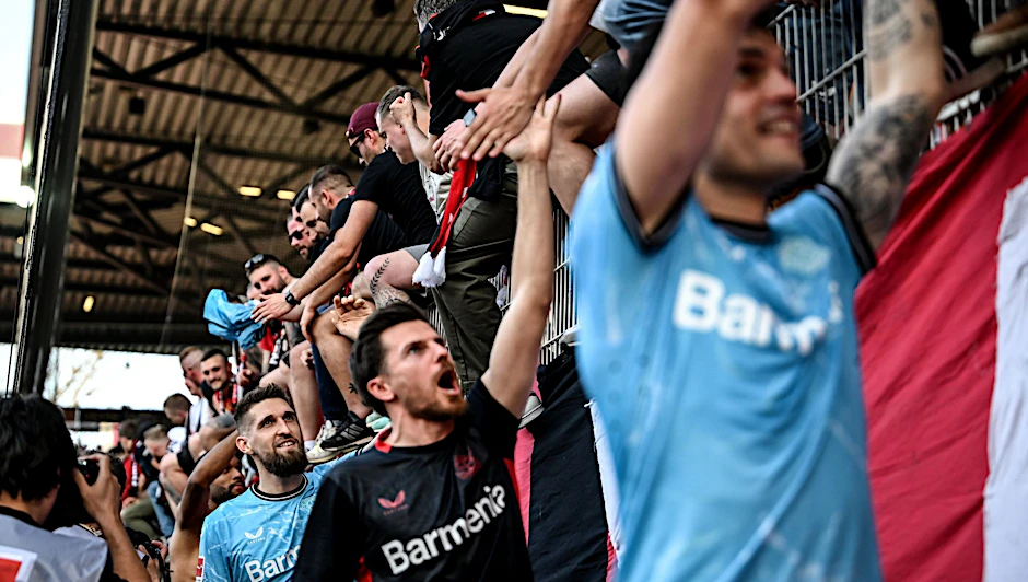 Die Spieler von Bayer Leverkusen lassen sich von den Fans feiern.  