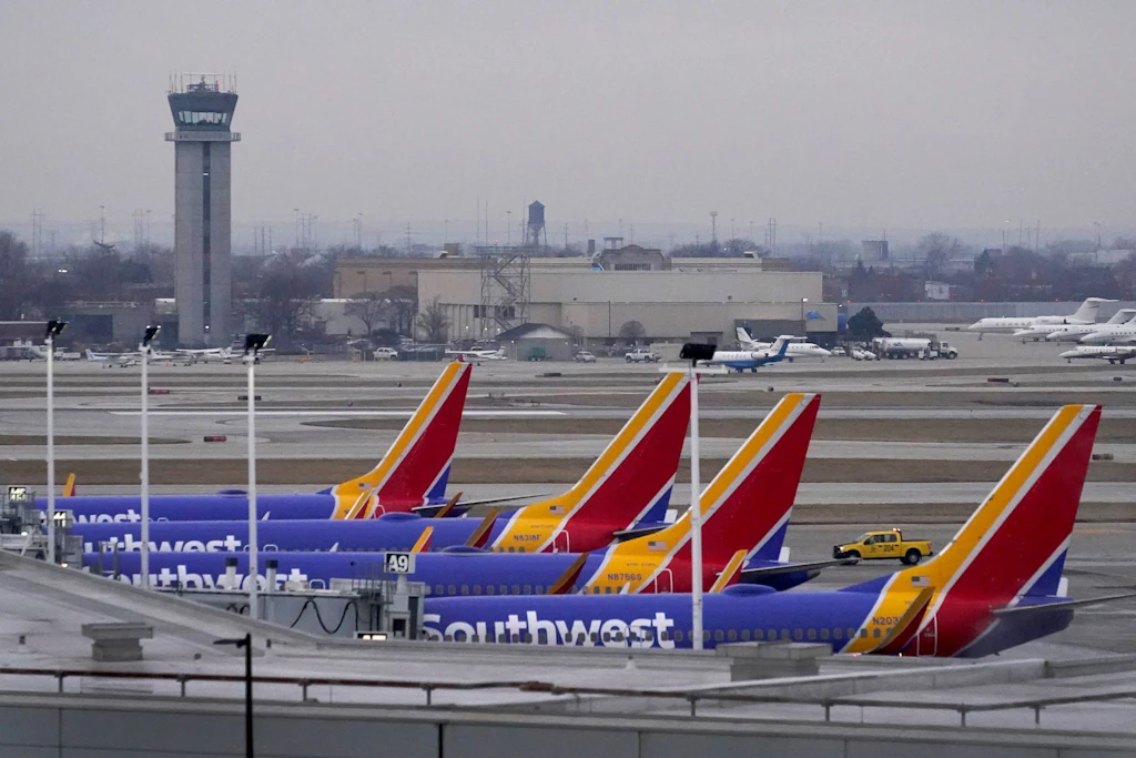 Da fliegt das Blech weg – Boeing verliert Verkleidung von Triebwerk