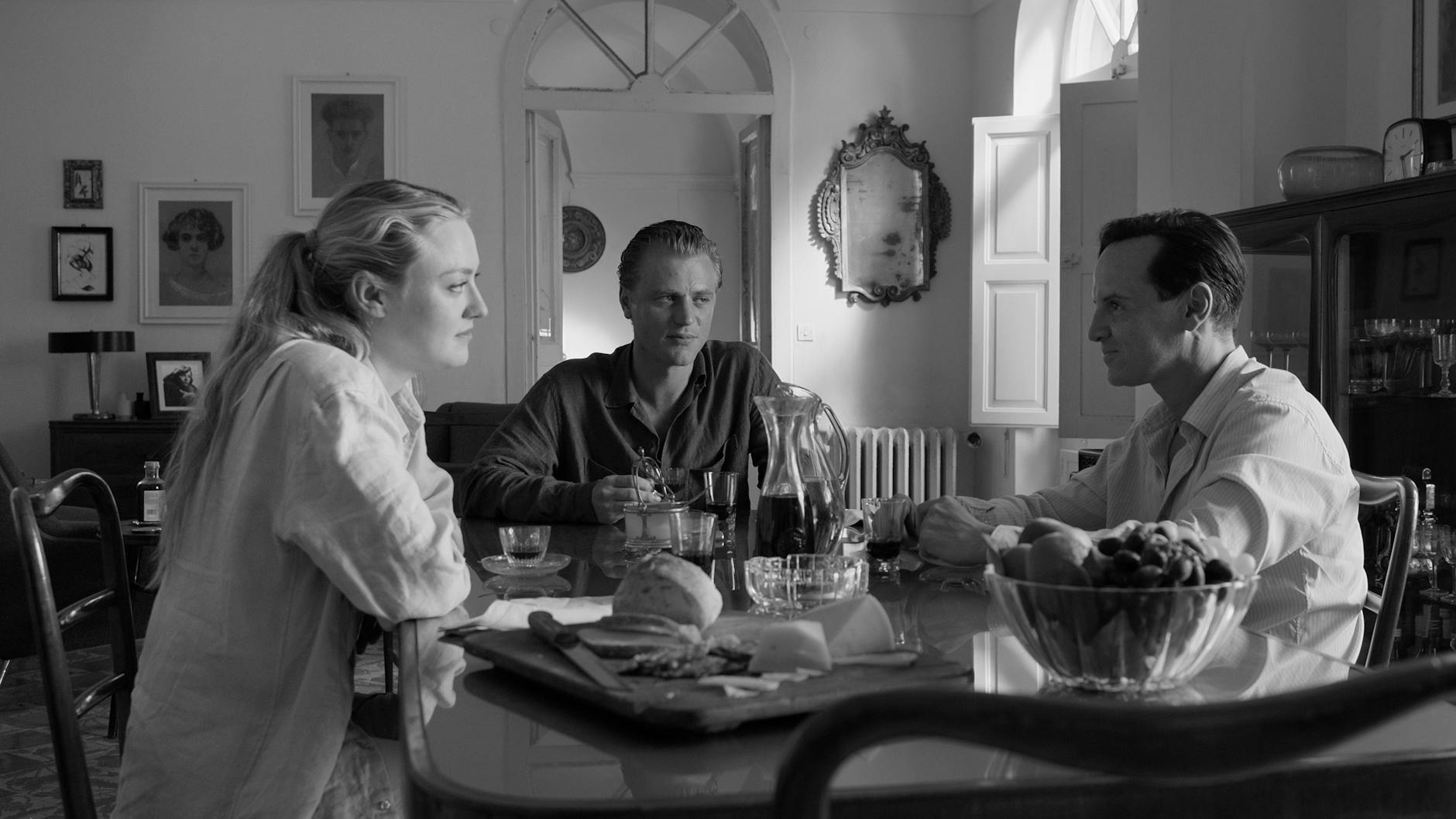 Szene aus der Netflix-Serie „Ripley“: Tom Ripley (Andrew Scott, r.) schleicht sich bei Dickie Greenleaf (Johnny Flynn) und Marge Sherwood (Dakota Fanning) ein und macht sich in ihrem Leben breit.
