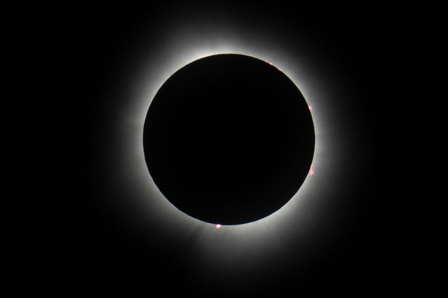 Der Mond verdeckt die Sonne während einer totalen Sonnenfinsternis auf dem Motor Speedway in Indianapolis.