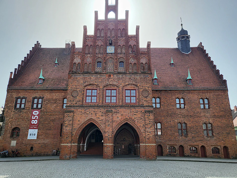 Das Rathaus von Jüterbog, gebaut im 13. Jahrhundert, steht im mittelalterlichen Stadtkern. Die vorgebaute Gerichtslaube hat eine wunderschön verzierte Decke. Die Stadt feiert 850 Jahre Stadtrecht.
