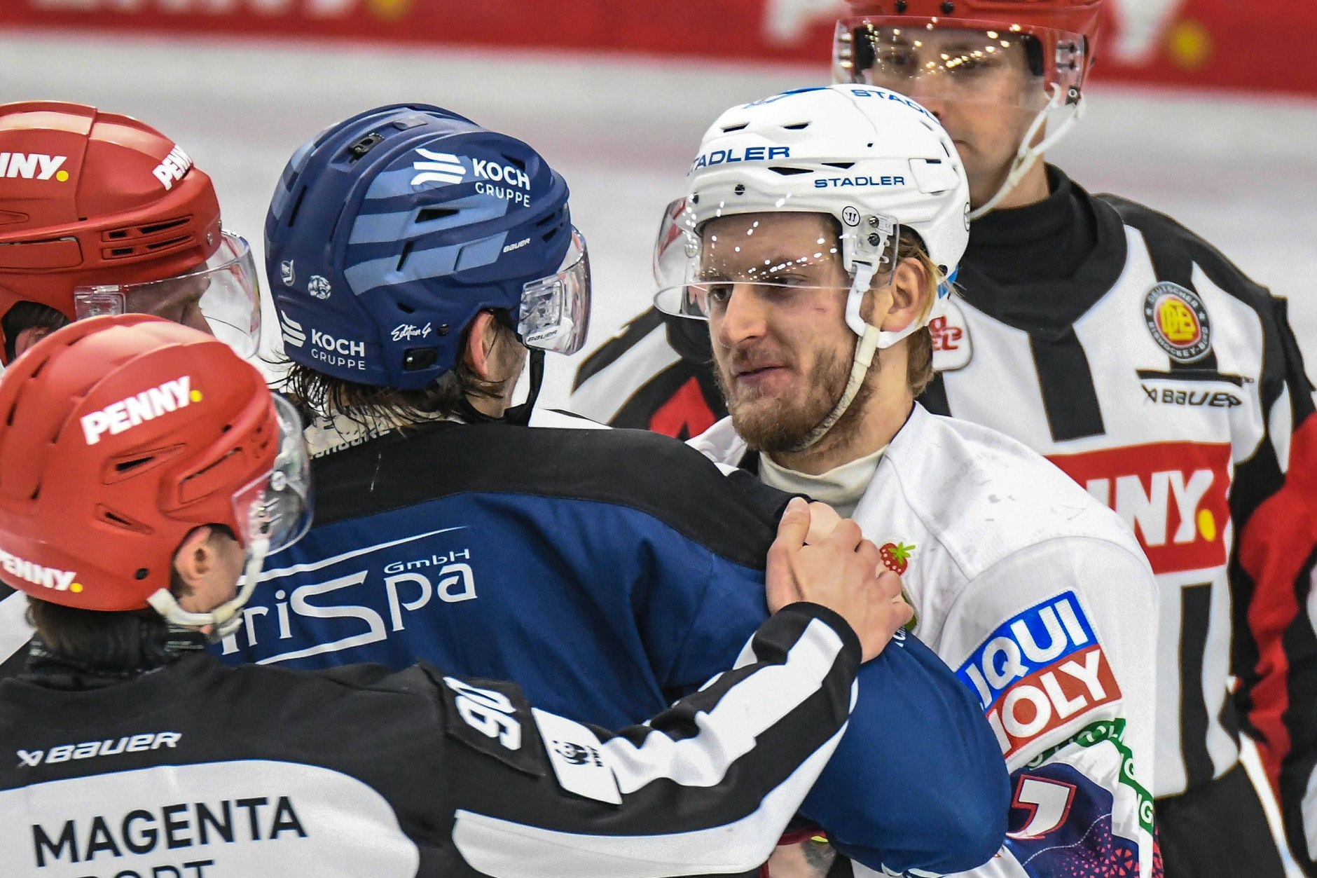 Eisbär Manuel Wiederer (r.) guckt den Gegenspielern – wie hier Straubings Adrian Klein – auch schon mal ganz genau in die Augen …