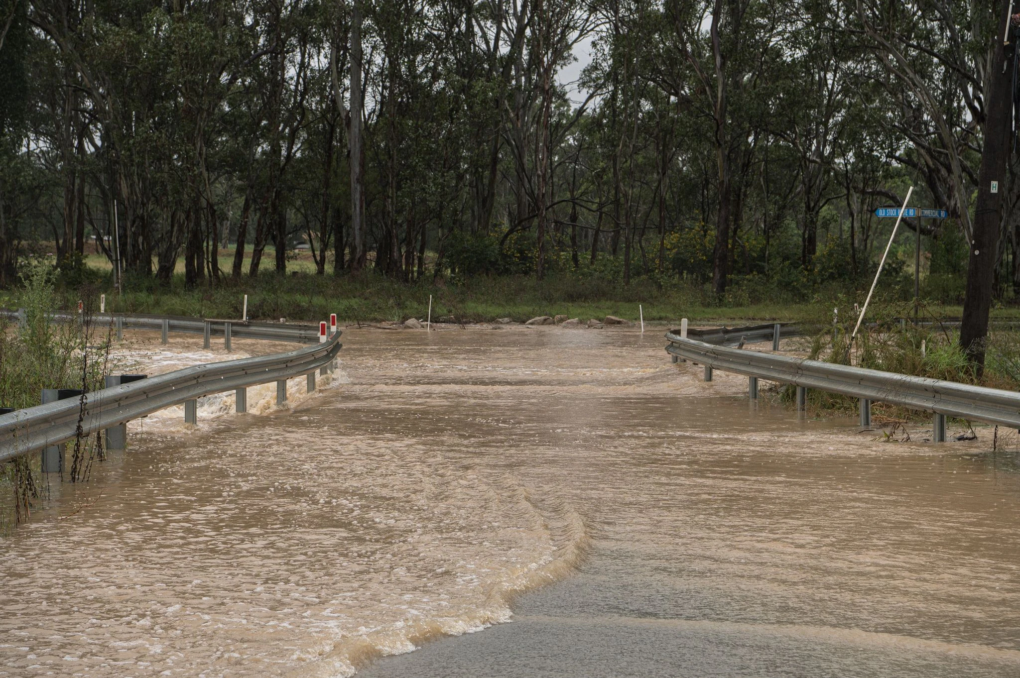 Eine Straße ist in Vineyard in Sydney nach Regenfällen überschwemmt.  