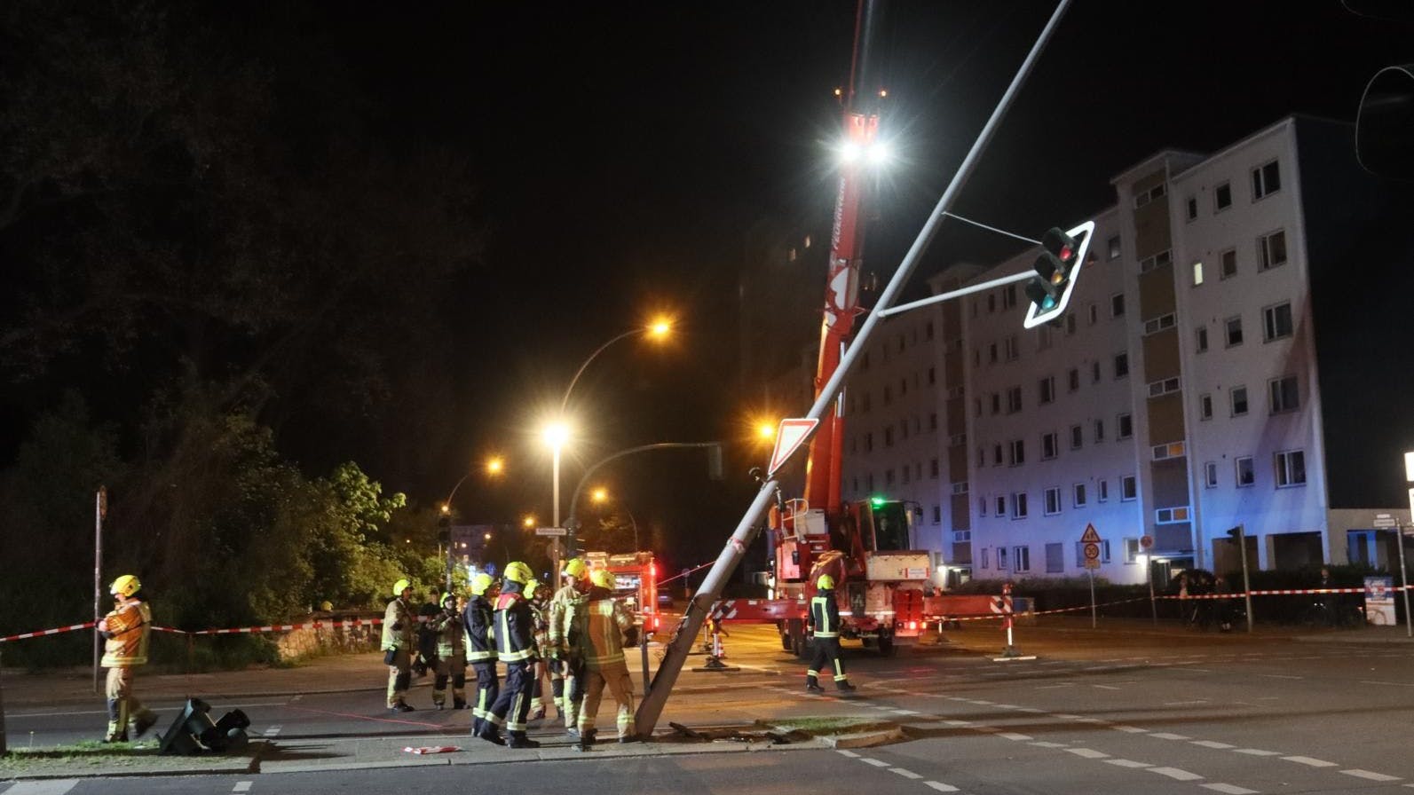 Der schiefe Ampelmast von Kreuzberg – die Feuerwehr war stundenlang im Einsatz.