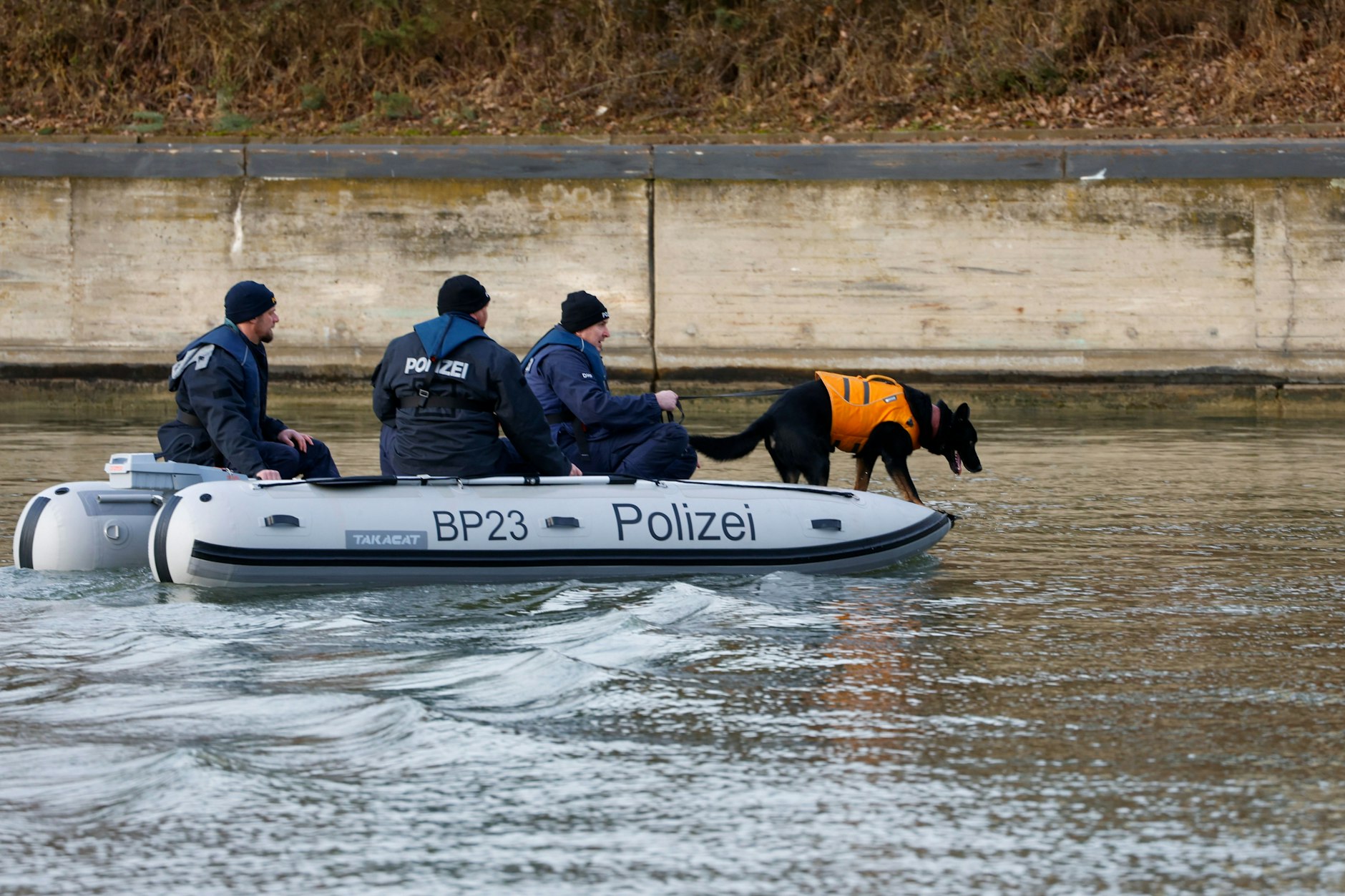 Dezember 2022: Leichenspürhunde suchen nach der vermissten Schwangeren im Main-Donau-Kanal bei Nürnberg. Erfolglos!