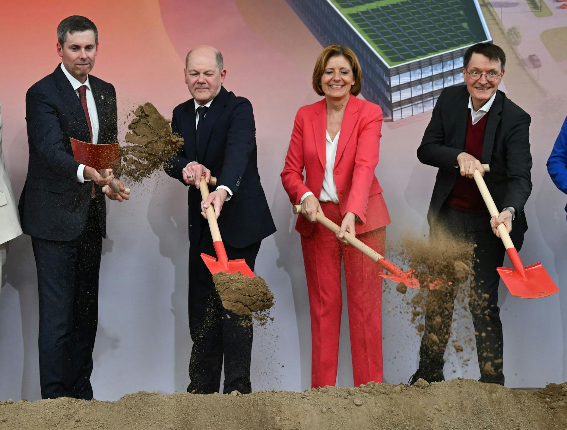 dpatopbilder - Eli-Lilly-Vorstandschef Dave Ricks (l-r), Bundeskanzler Olaf Scholz, die rheinland-pfälzische Ministerpräsidentin Malu Dreyer und Bundesgesundheitsminister Karl Lauterbach beim symbolischen Spatenstich in Alzey.