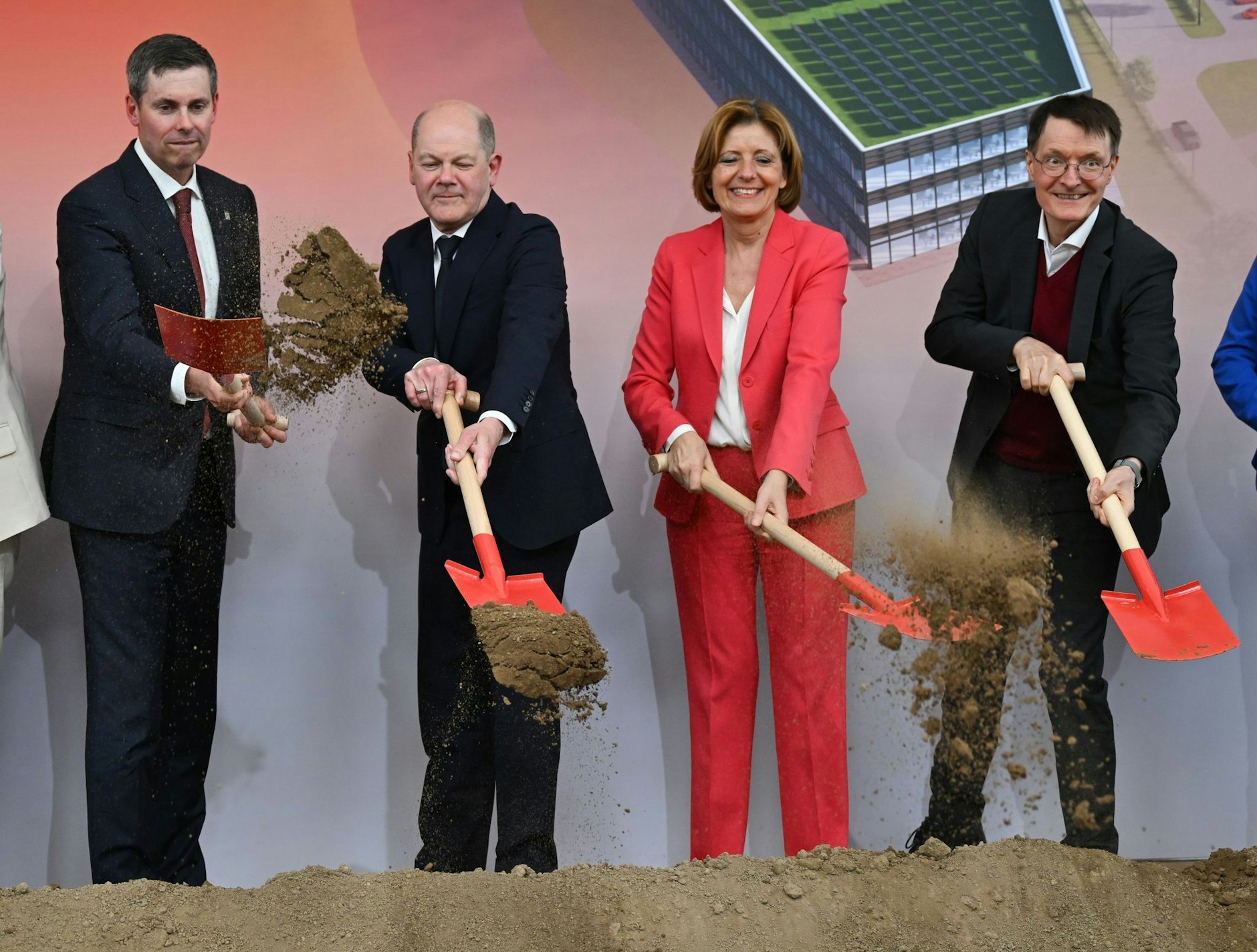 dpatopbilder - Eli-Lilly-Vorstandschef Dave Ricks (l-r), Bundeskanzler Olaf Scholz, die rheinland-pfälzische Ministerpräsidentin Malu Dreyer und Bundesgesundheitsminister Karl Lauterbach beim symbolischen Spatenstich in Alzey.  