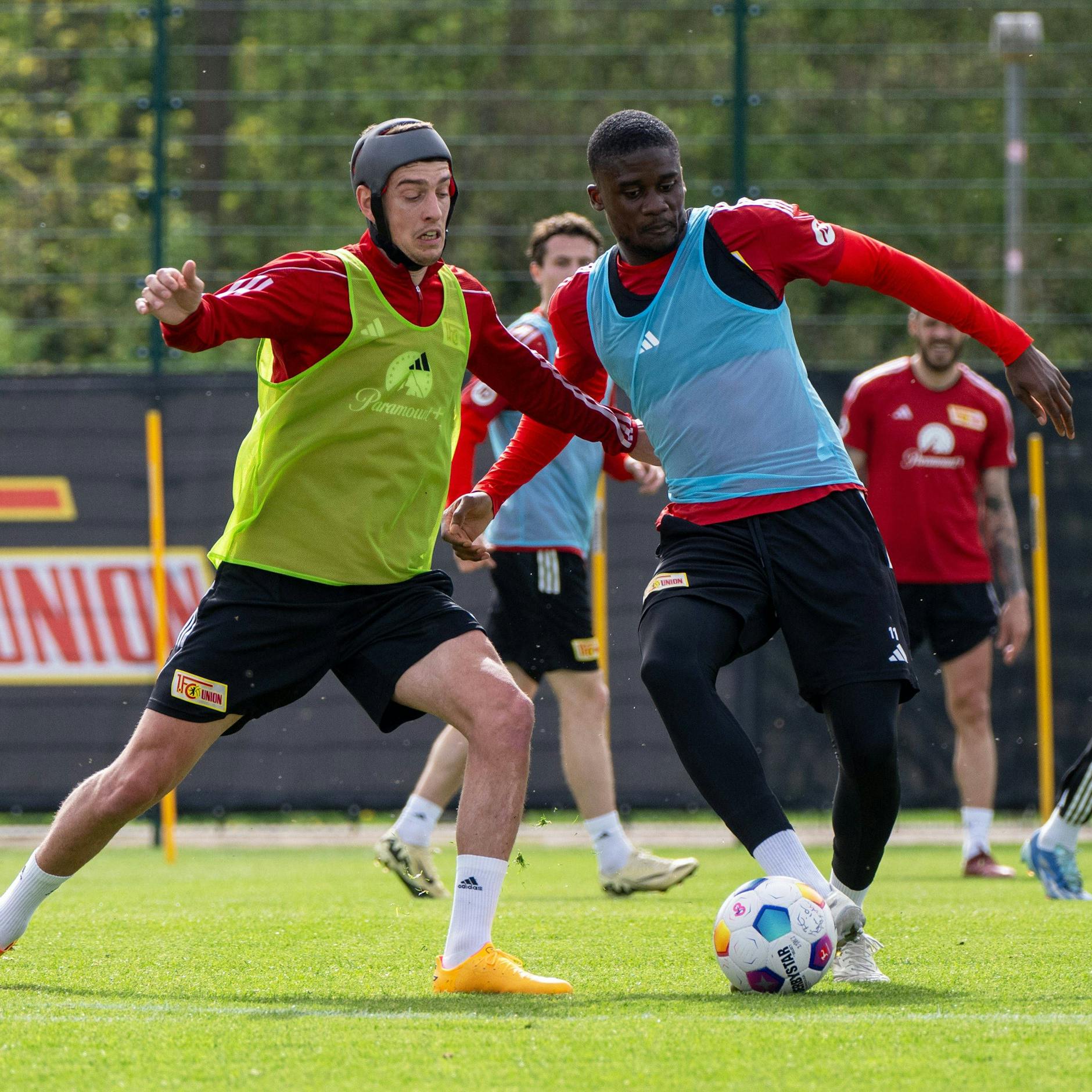 Janik Haberer (l.) im Trainings-Duell mit Chris Bedia