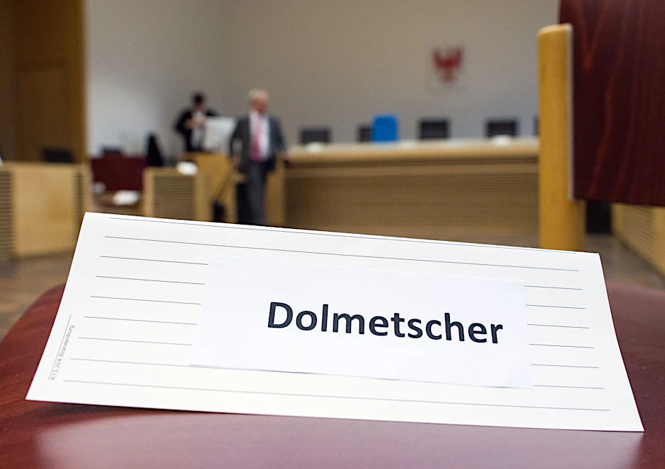ARCHIV - Gerichtsdolmetscher in Deutschland fürchten schärfere Zugangsbedingungen.  a