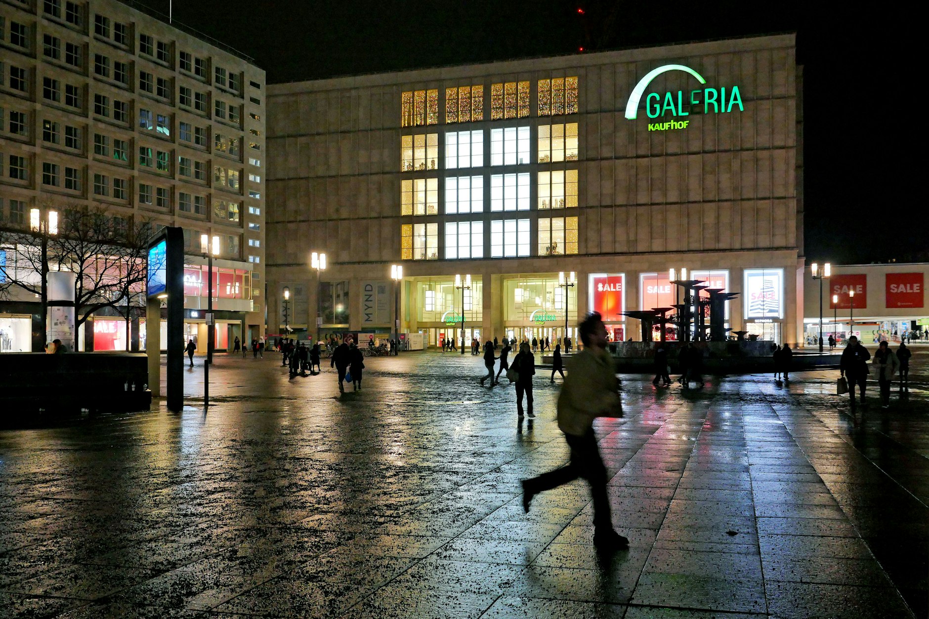 Auch Galeria Kaufhof am Alexanderplatz soll zurück an den alten Eigentümer aus Kanada gehen.