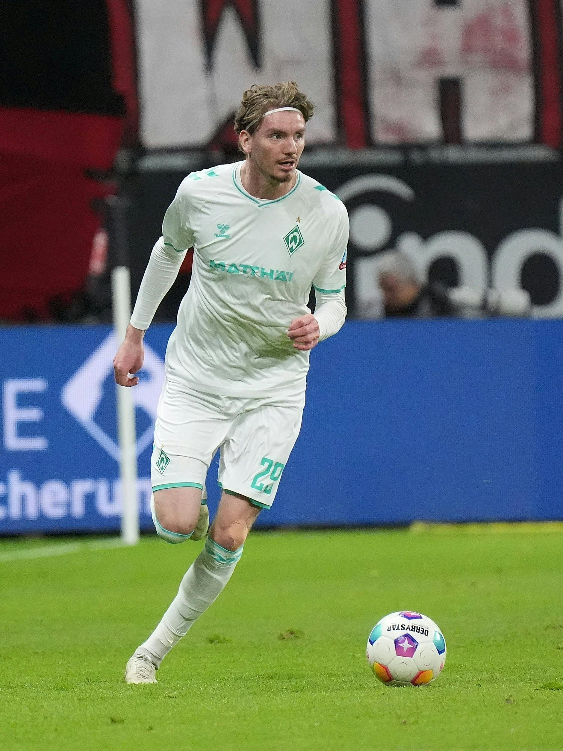 Bremens Nick Woltemade (22) wechselt nach Stuttgart und könnte dafür sorgen, dass der VfB Hertha-Juwel Maza nicht mehr unbedingt will.