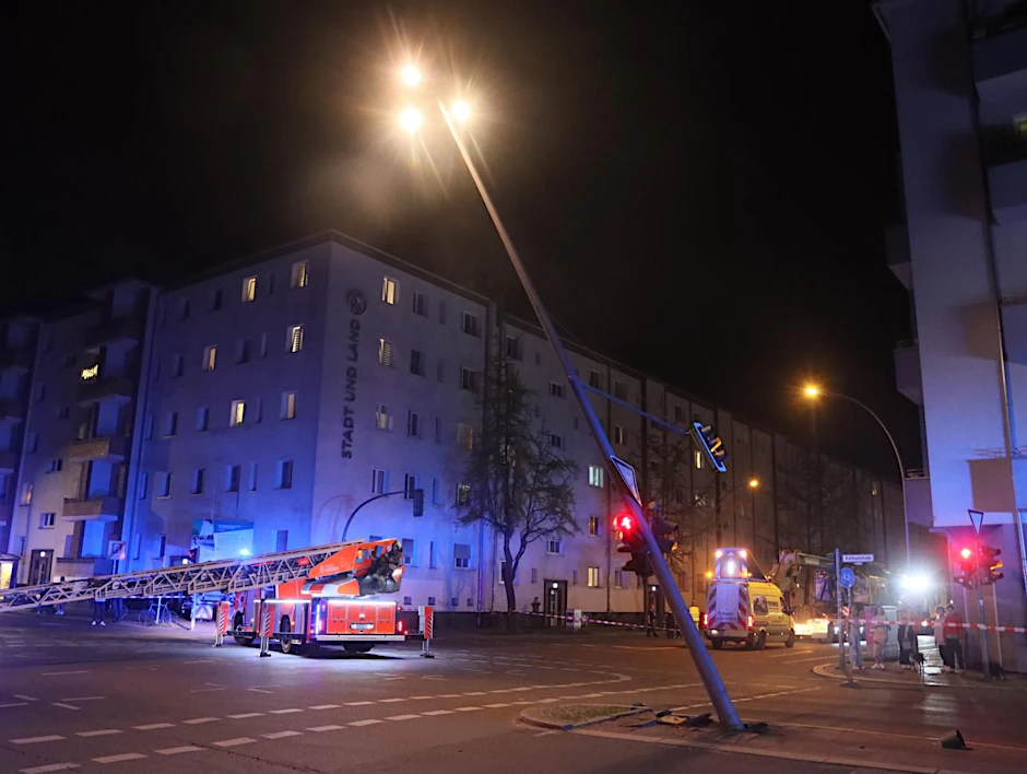 Die Feuerwehr musste diese Ampel in Berlin-Kreuzberg nach dem Unfall vom Strom trennen.