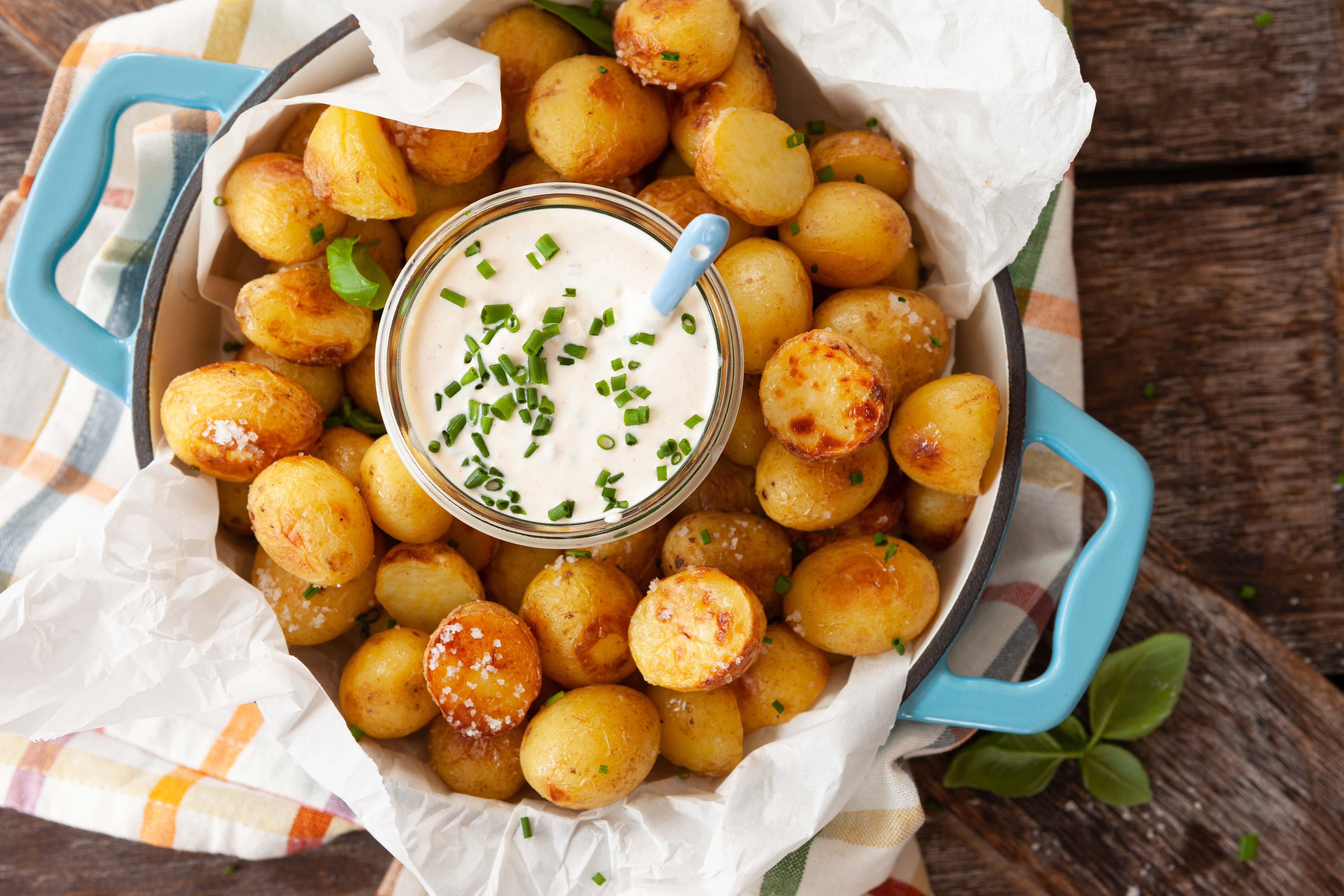 Schnelles Rezept für Ofenkartoffeln mit Kräuterquark: Perfekt fürs Abendbrot