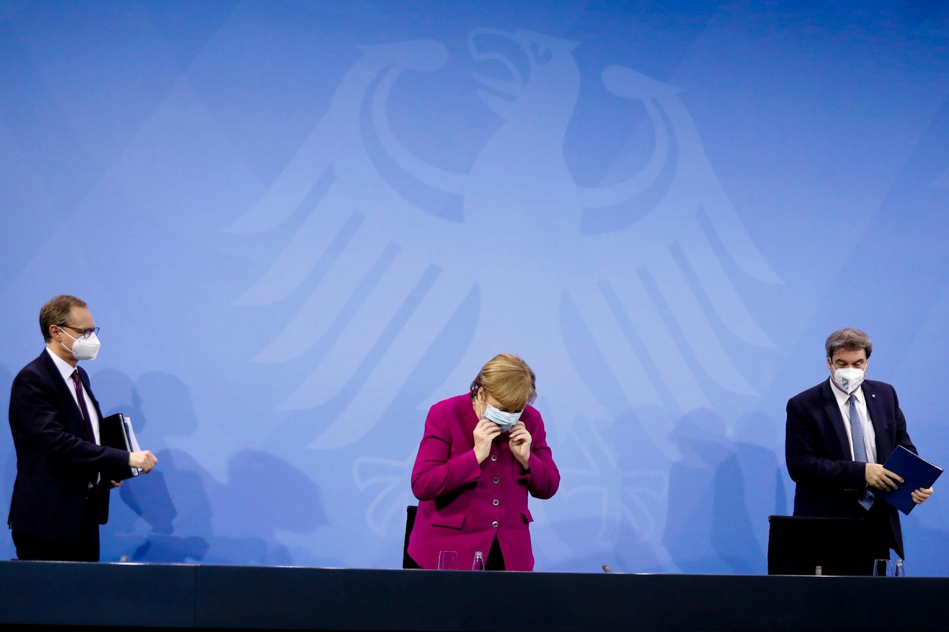 Politiker verkünden Corona-Entscheidungen: Michael Müller, Angela Merkel und Markus Söder (v.l.)
