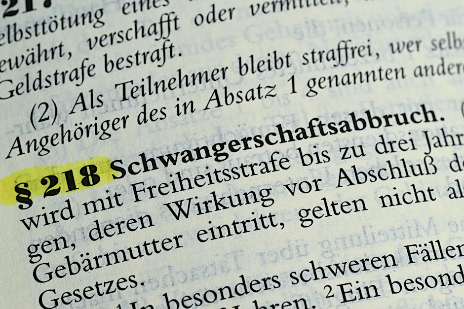 ARCHIV - Eine Abtreibung ist nach Paragraf 218 grundsätzlich strafbar, es sei denn, sie findet innerhalb der ersten zwölf Wochen statt und die Frau hat sich zuvor beraten lassen.  