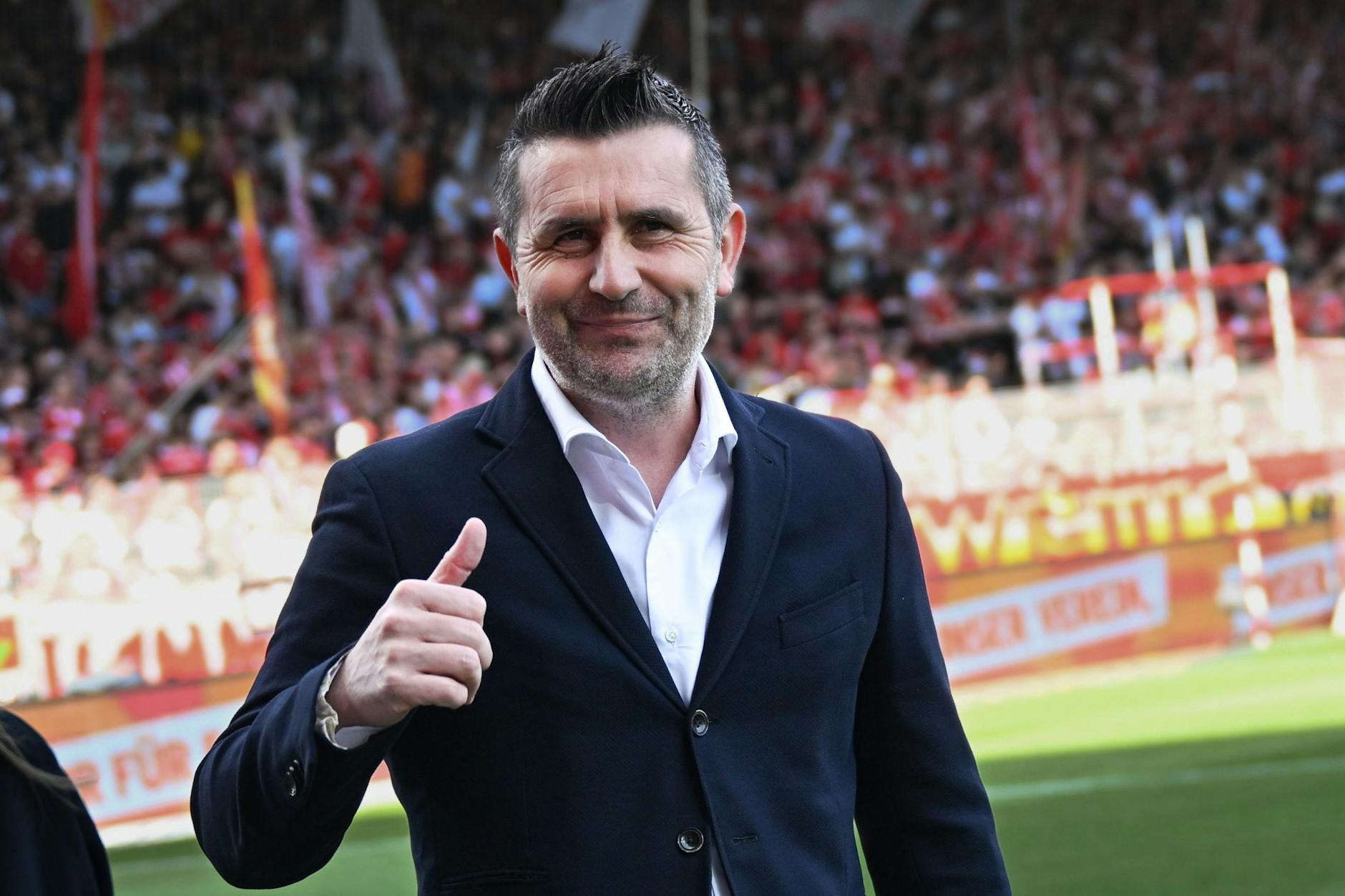 Daumen hoch, auch wenn der Abstiegskampf wieder näher kommt: Nenad Bjelica, Cheftrainer des 1. FC Union