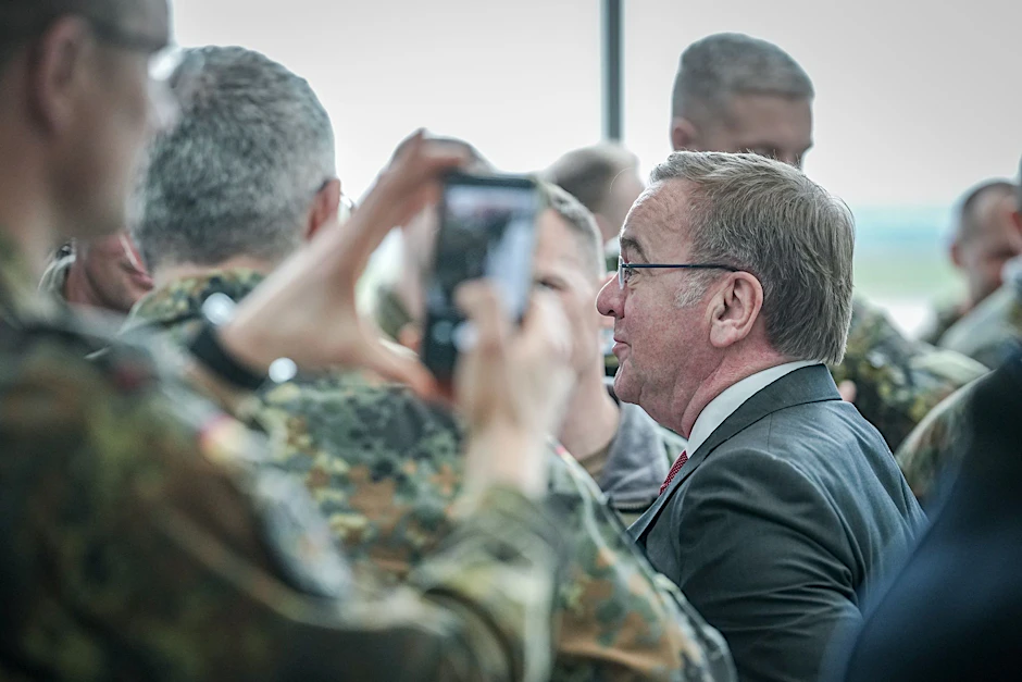 Boris Pistorius verabschiedet das Vorkommando der Brigade Litauen auf dem militärischen Teil des Flughafens Berlin-Brandenburg.  