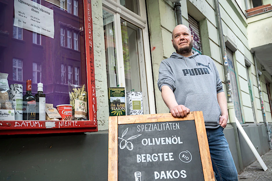 Thomas Koch vor seinem Olea-Markt in Neukölln. Seit er seinen Laden 2015 aufgemacht hat, ist der Preis für Olivenöl um 200 Prozent gestiegen.