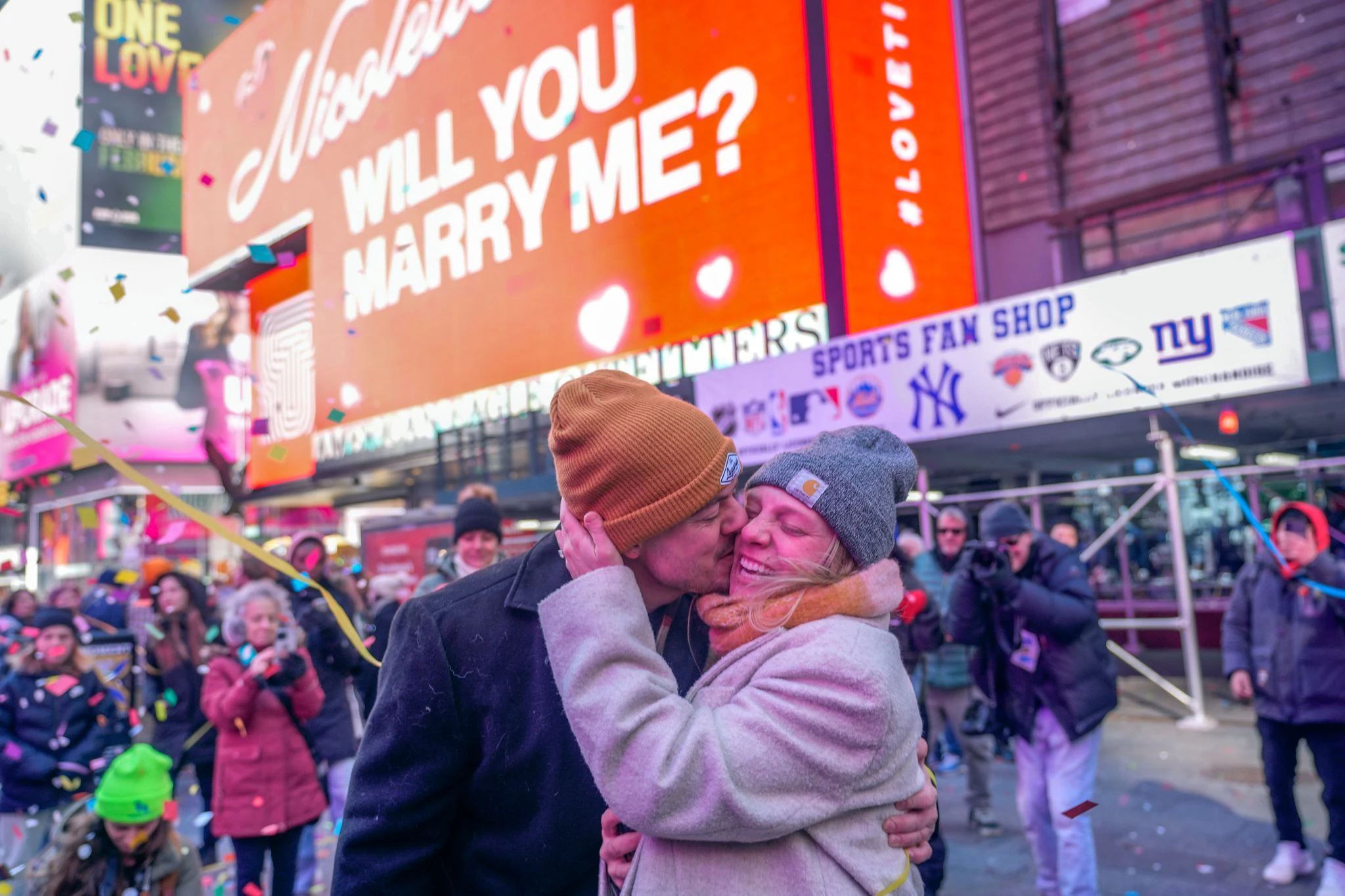 ARCHIV - «Love in Times Square» Veranstaltung zum Valentinstag in New York.  