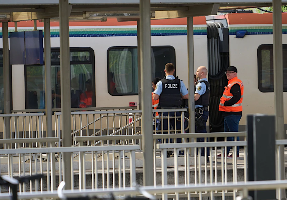 Bahnbedienstete und Polizeibeamte am  Bahnhof in Niederlahnstein. In der Regionalbahn hat es einen Messerangriff auf einen Fahrgast gegeben.  