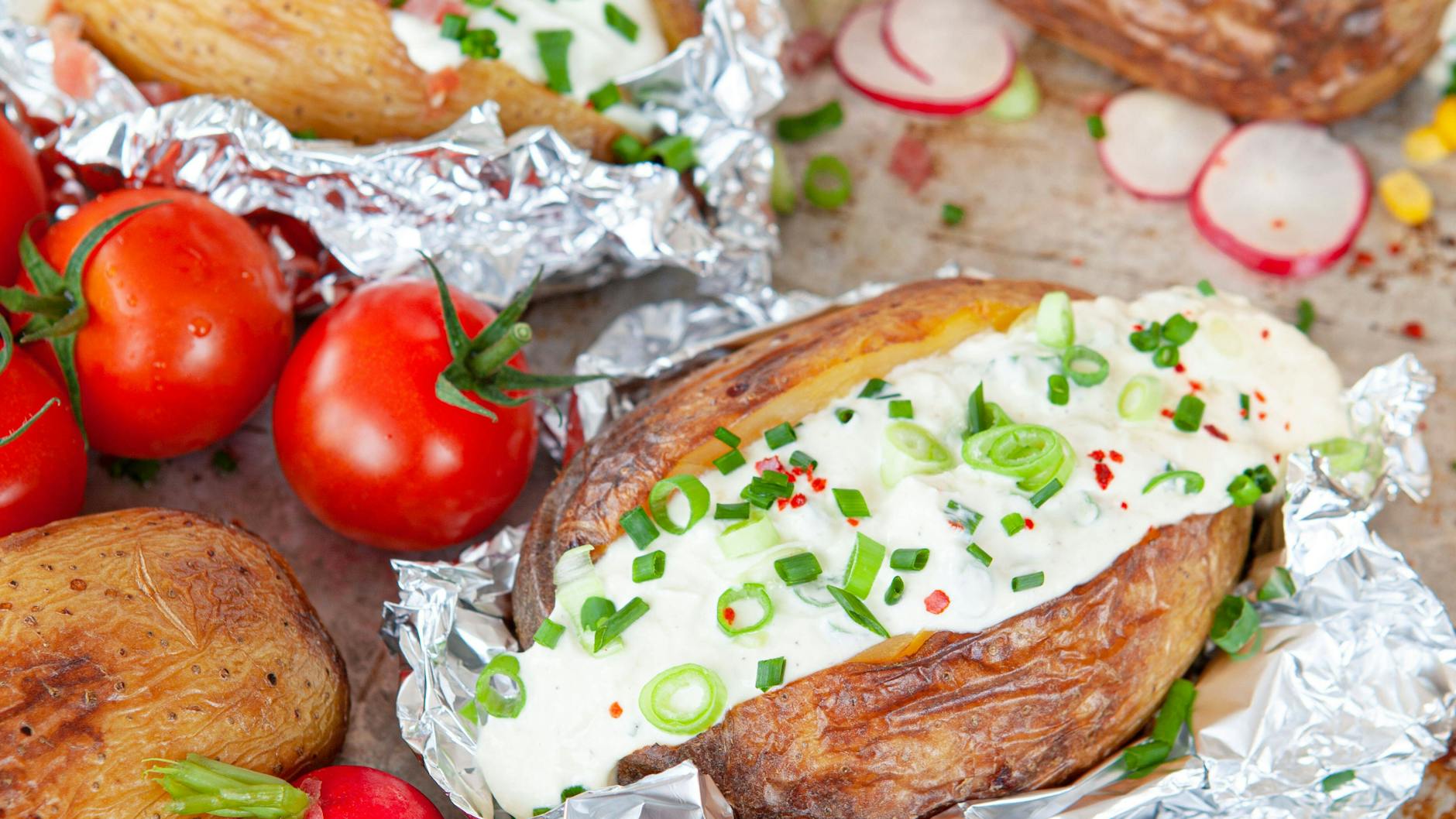 Probieren Sie das Rezept für Ofenkartoffeln mit Kräuterquark gleich mal aus.
