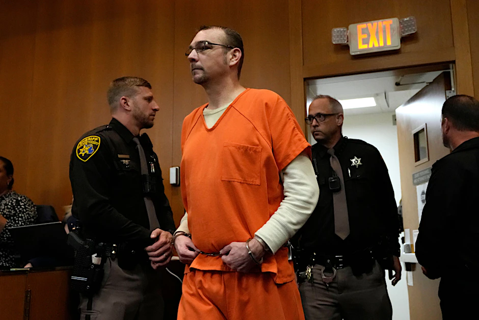 Im Jahr 2021 erschoss ein damals 15-Jähriger vier Menschen an einer High School in Michigan. Am Dienstag wurde sein Vater James Crumbley (Foto) zu 15 Jahren Haft verurteilt.