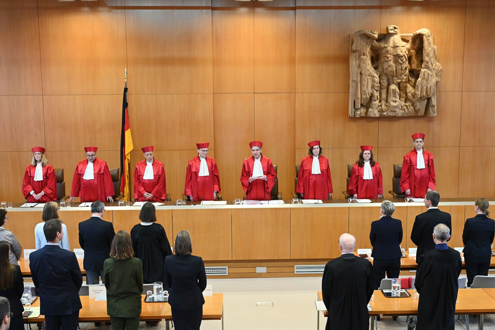 Der Erste Senat des Bundesverfassungsgerichts, Miriam Meßling, Heinrich Amadeus Wolff, Josef Christ, Henning Radtke, Stephan Harbarth, Vorsitzender des Senats und Präsident des Gerichts, Yvonne Ott, Ines Härtel und Martin Eifert (v.l.n.r.), verkündet das Urteil in Sachen „Regelungen zur Vaterschaftsanfechtung“. 