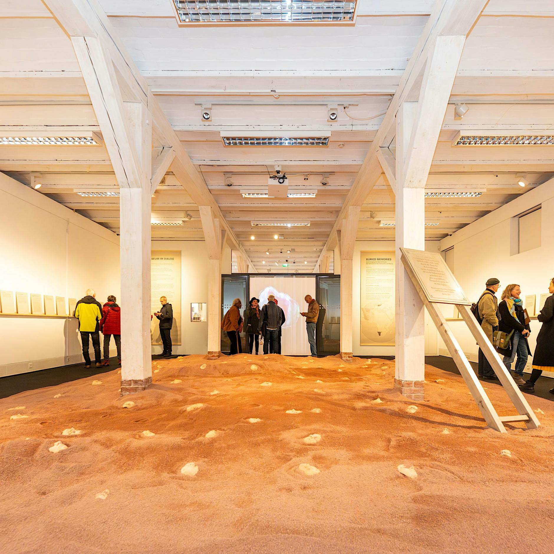 Museum Neukölln: Eine Installation erinnert an den Völkermord an den Ovaherero und Nama