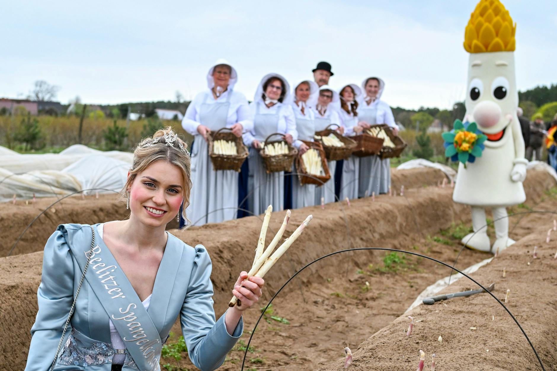 Die Beelitzer Spargelkönigin Lisa Münn eröffnete auf einem Feld vom Spargel- und Erlebnishof Klaistow die Spargelsaison 2024.