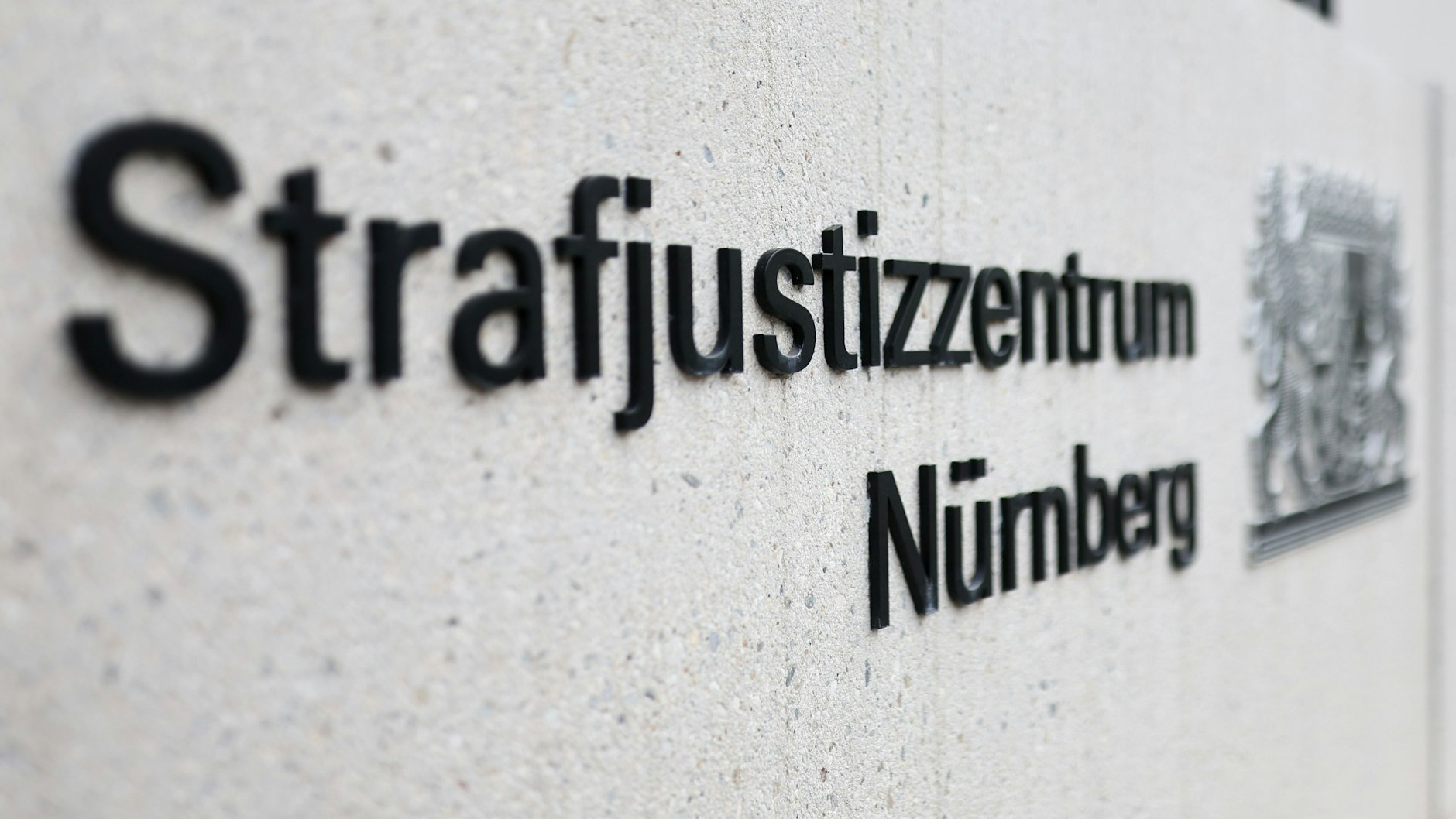 In Nürnberg stehen zwei Männer vor Gericht, die eine Schwangere entführt und getötet haben sollen.