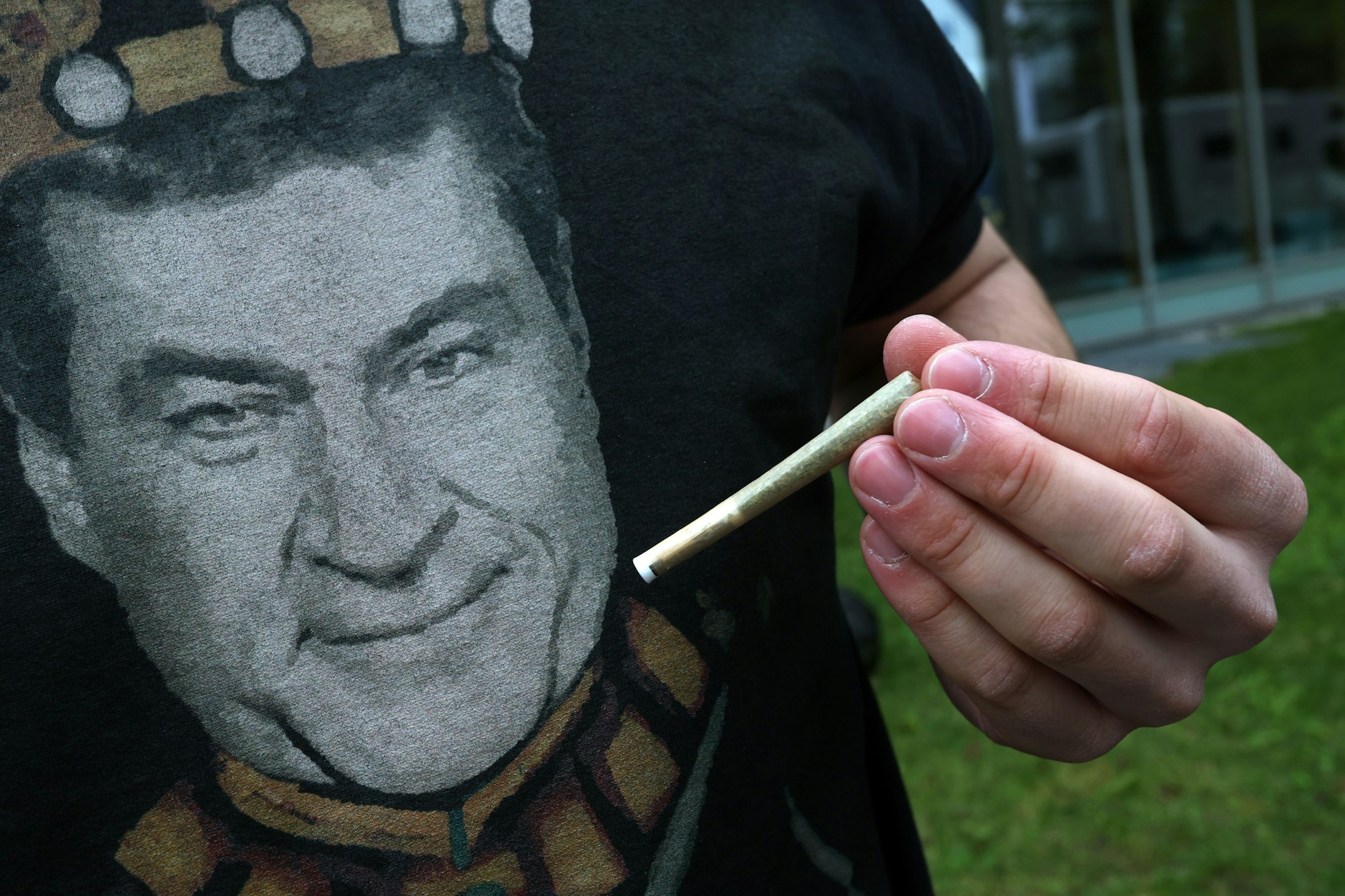 Vom T-Shirt schaut der bayerische Ministerpräsident Markus Söder (CSU) noch recht freundlich auf einen Joint. Aber in der Realität wird der Mann wohl kein Cannabis-Fan mehr werden. Jedenfalls will er in Bayern den Kiffern das Leben möglichst schwer machen. 