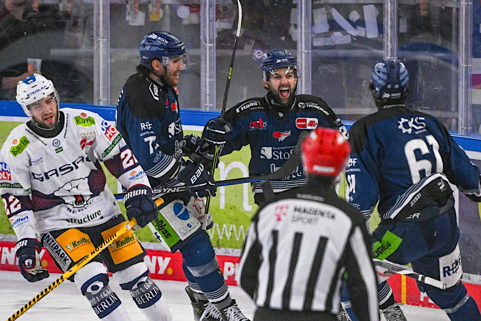 Die Straubing Tigers (blaue Trikots) holten in der Serie gegen die Eisbären den ersten Sieg.  