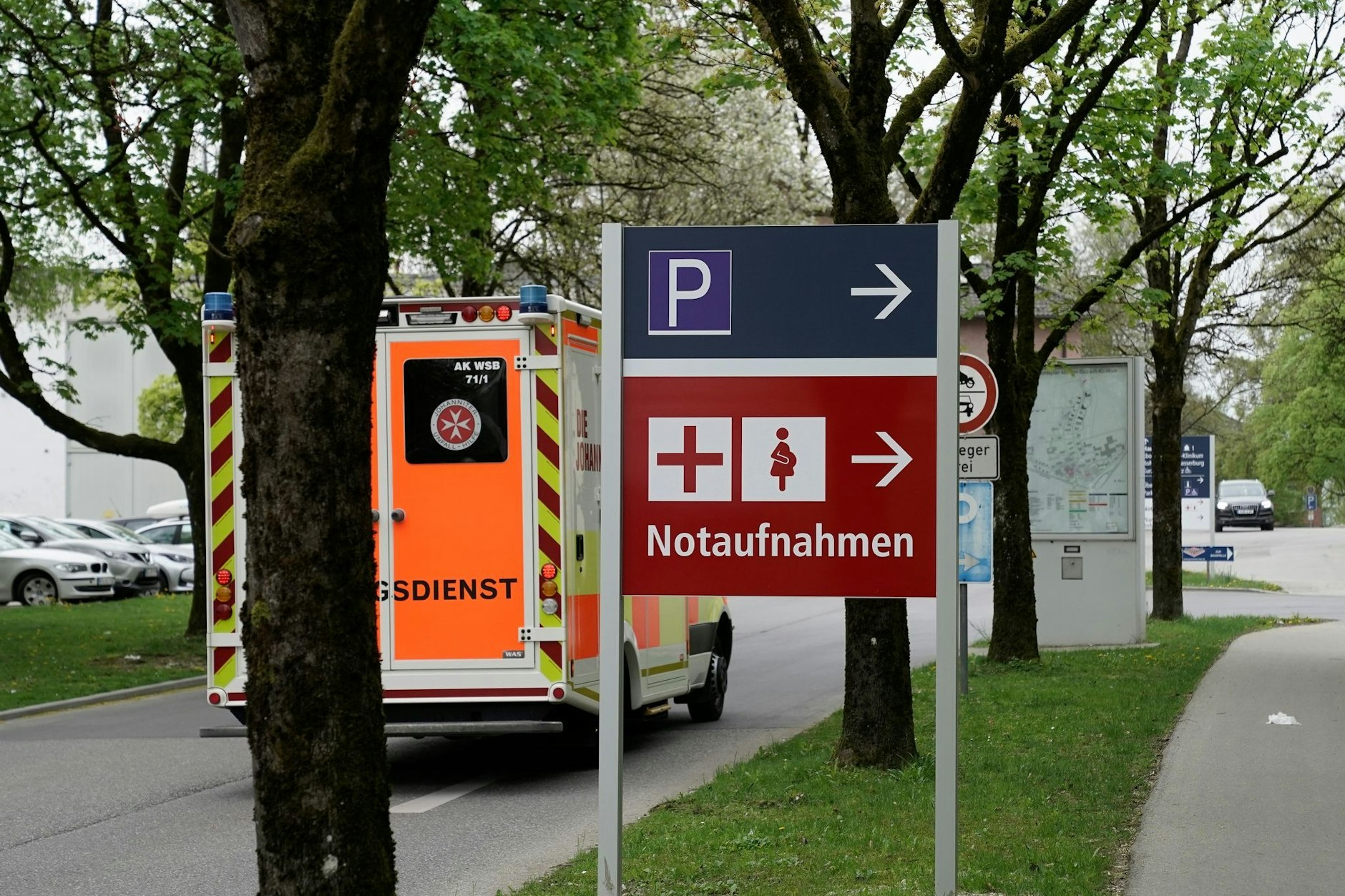 Auf dem Gelände des Inn-Salzach-Klinikums Gabersee in Wasserburg am Inn ist ein Arzt getötet worden. Unter Tatverdacht wurde ein ehemaliger Patient festgenommen. 