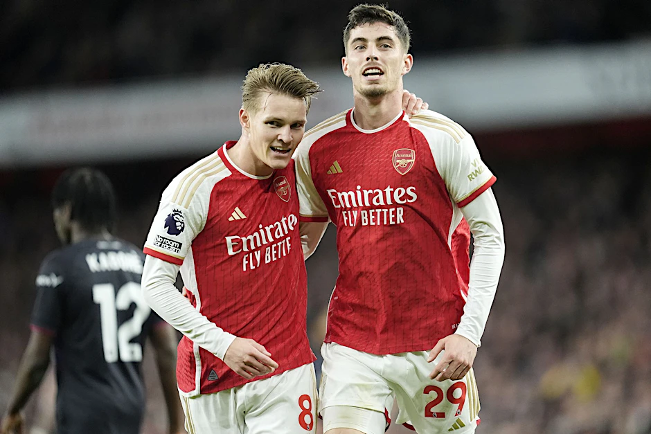 ARCHIV - Arsenals Martin Odegaard (l) jubelt nach einem Tor mit seinem Teamkollegen Kai Havertz.  