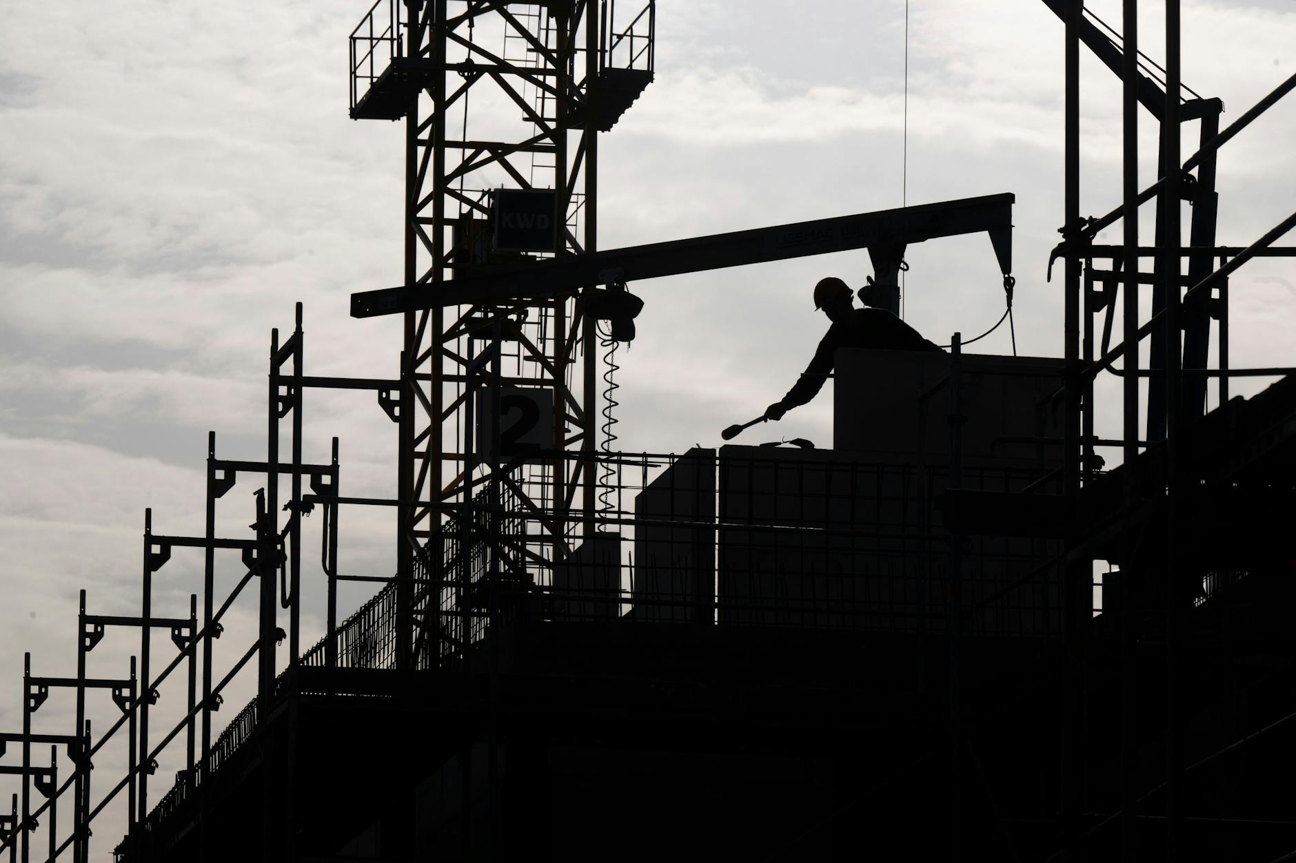 Berlins Stadtentwicklungssenator Christian Gaebler will den Neubau beschleunigen und dafür Kompetenzen an sich ziehen. Nicht jedem gefällt das.