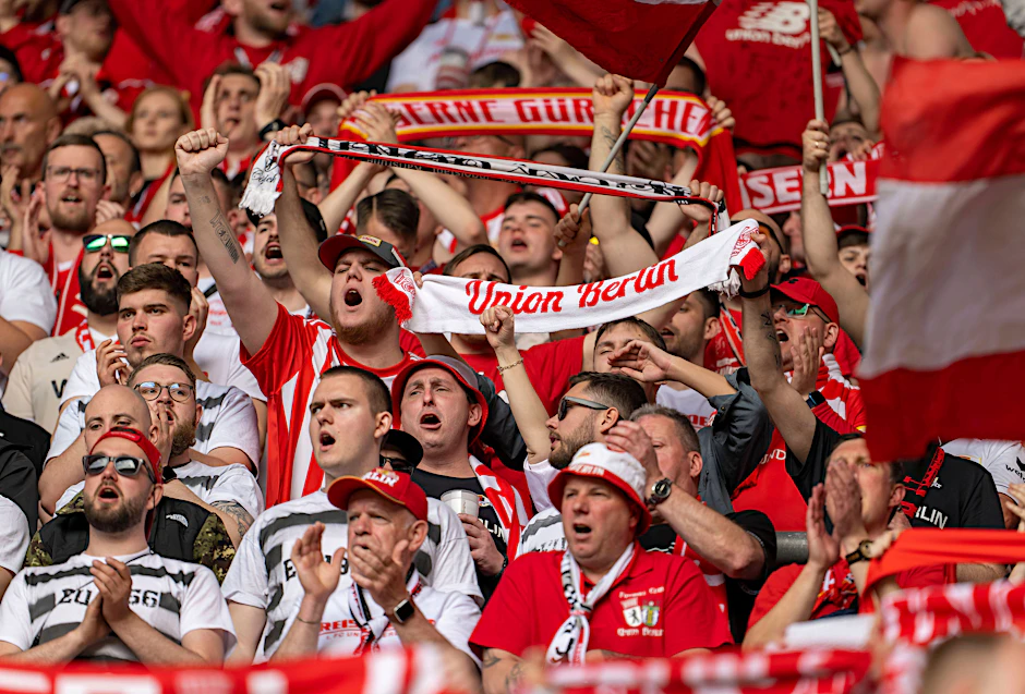 Die Fans des 1. FC Union Berlin reisen am Freitag zahlreich nach Augsburg. Auf einige von ihnen wartet ein besonderes Wochenende.