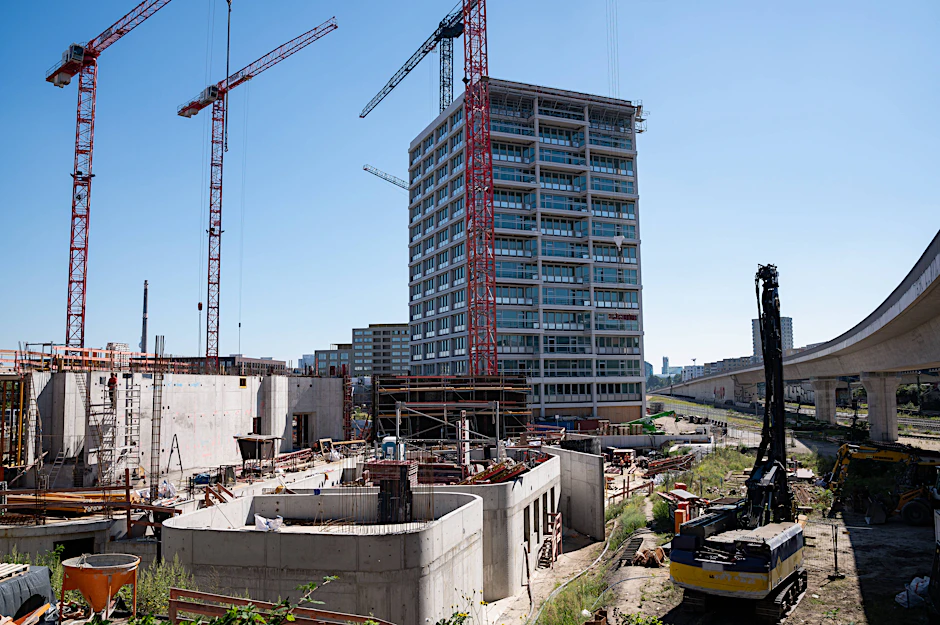 Baukräne ragen auf einer Baustelle der „Europacity“ im neuen Stadtquartier Heidestraße im Ortsteil Moabit in Berlin-Mitte in den Himmel.