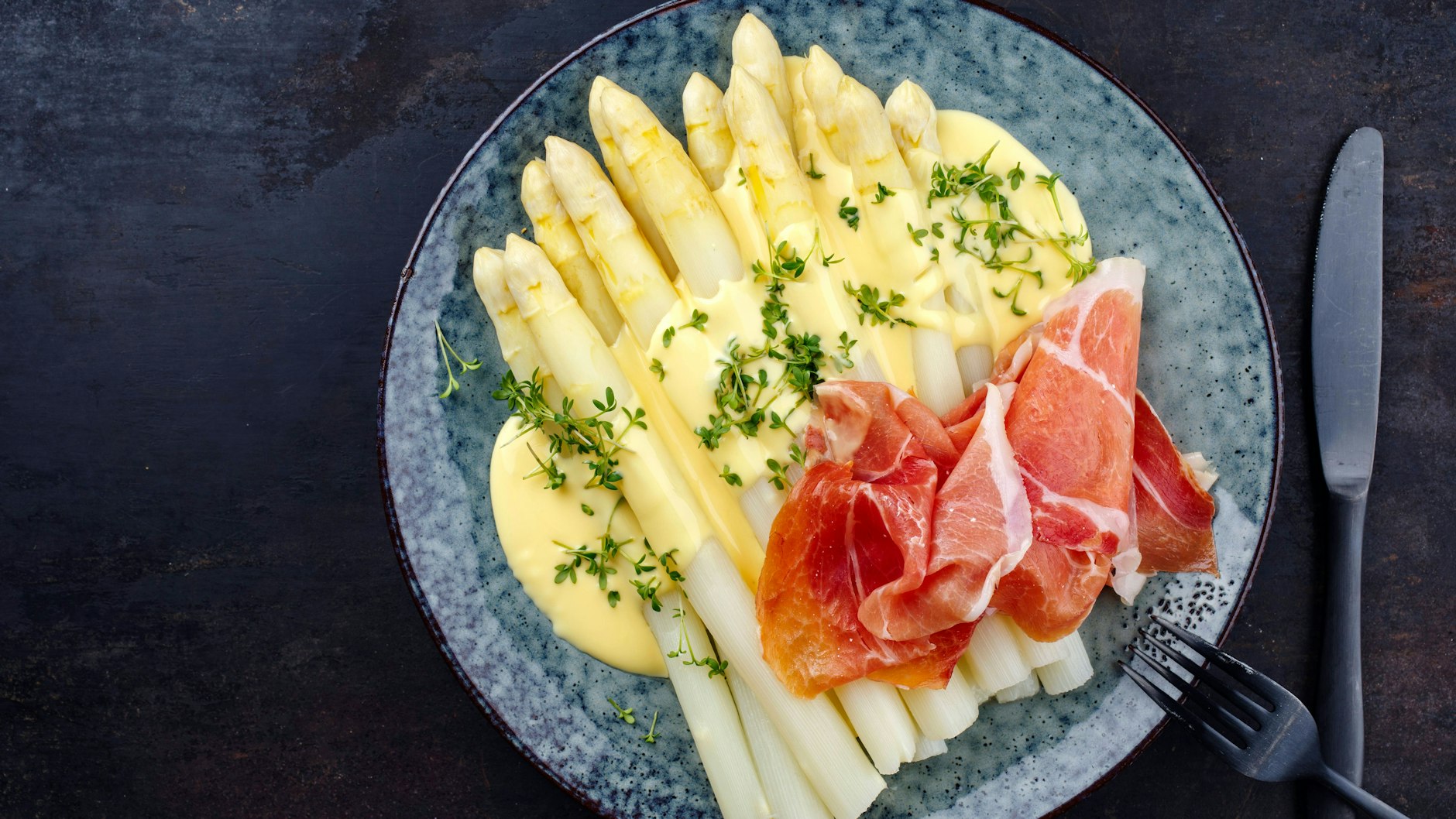 Das Rezept für Spargel aus dem Ofen bringt den ganzen Geschmack des leckeren Gemüses hervor.