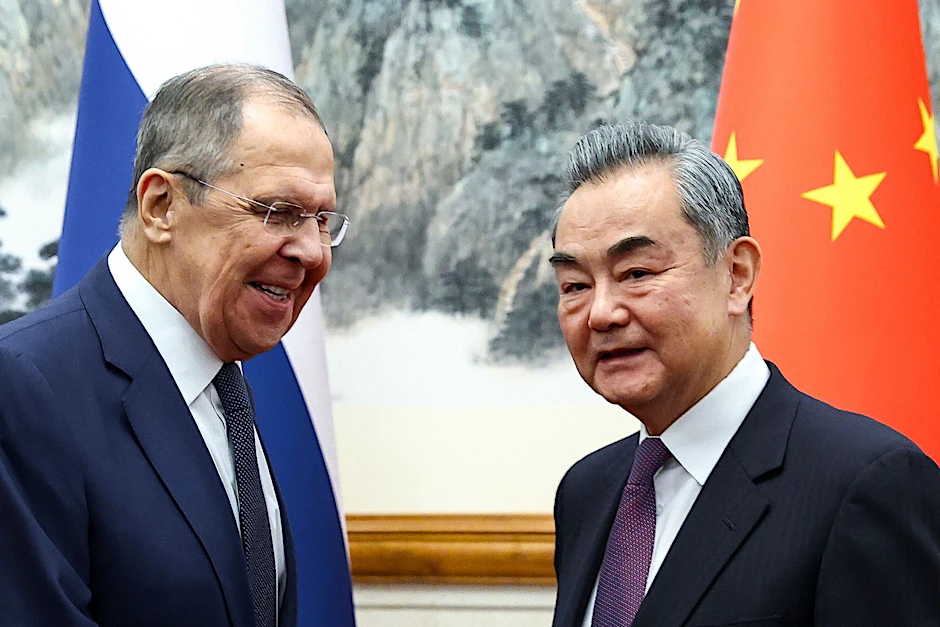 HANDOUT - Der russische Außenminister Sergej Lawrow (l.) und sein chinesischer Amtskollege Wang Yi.  ervice/AP/dpa
